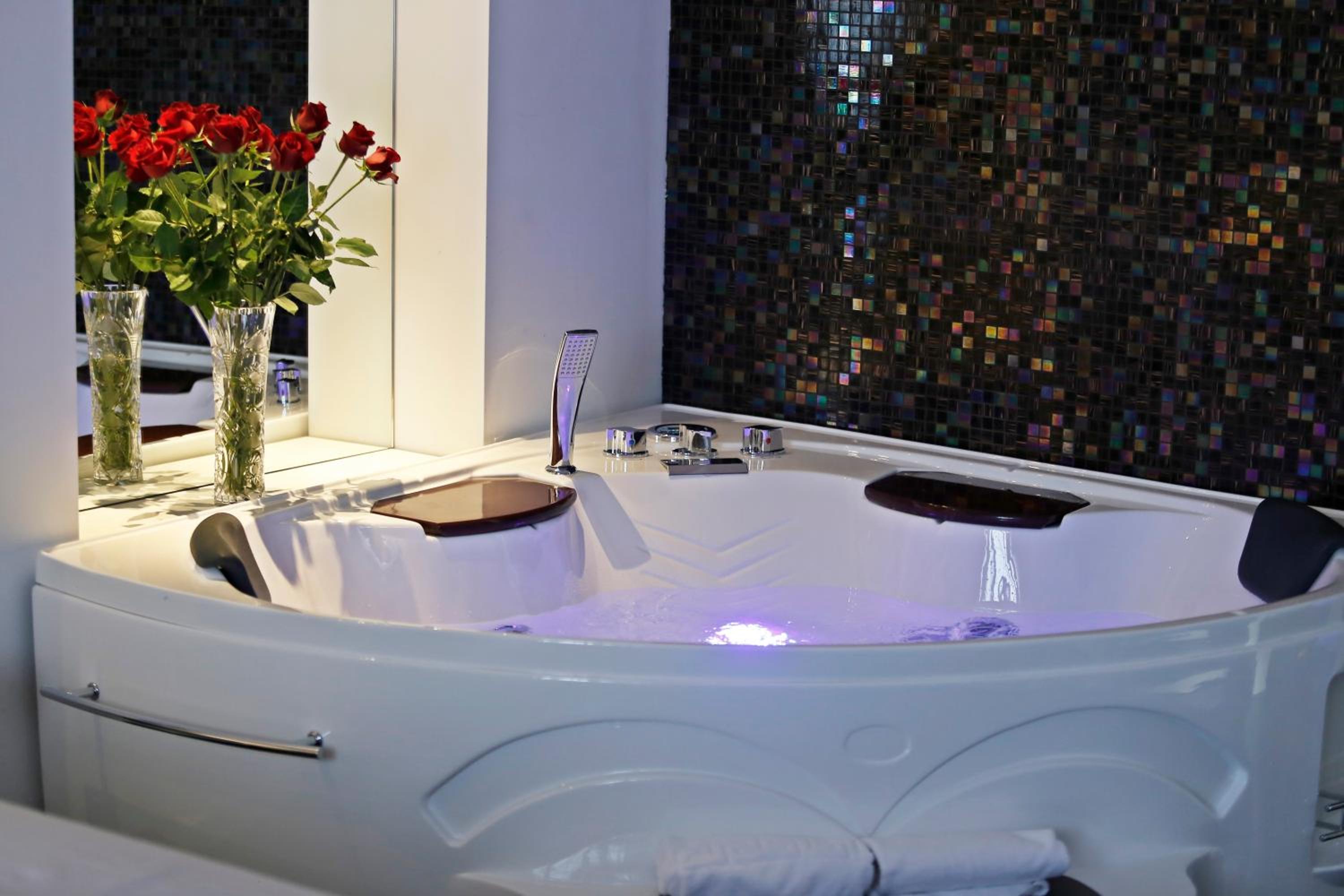 Deluxe Suite with Spa Bath photo 3