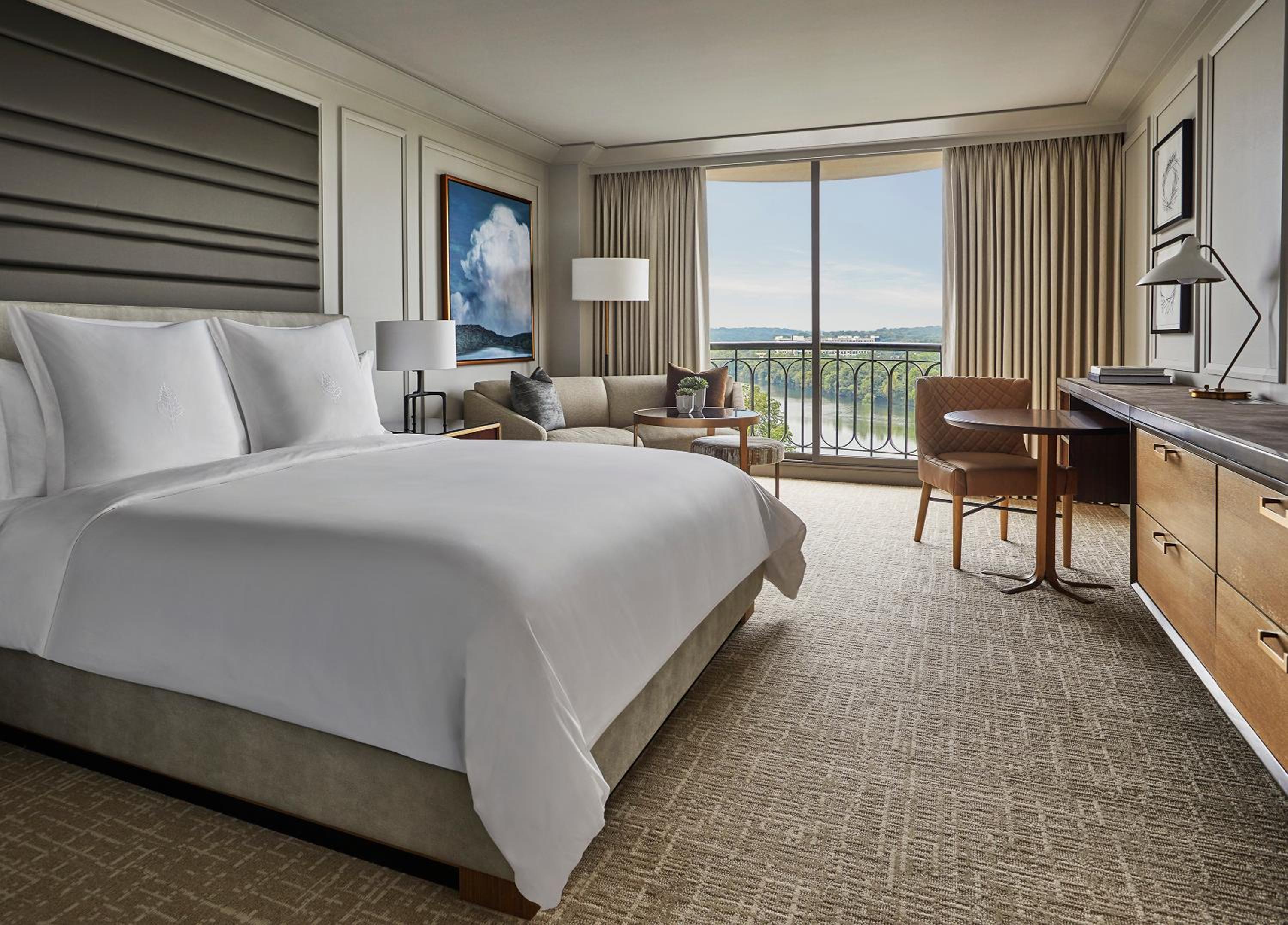Premier Lake View Balcony Room - Photo 4