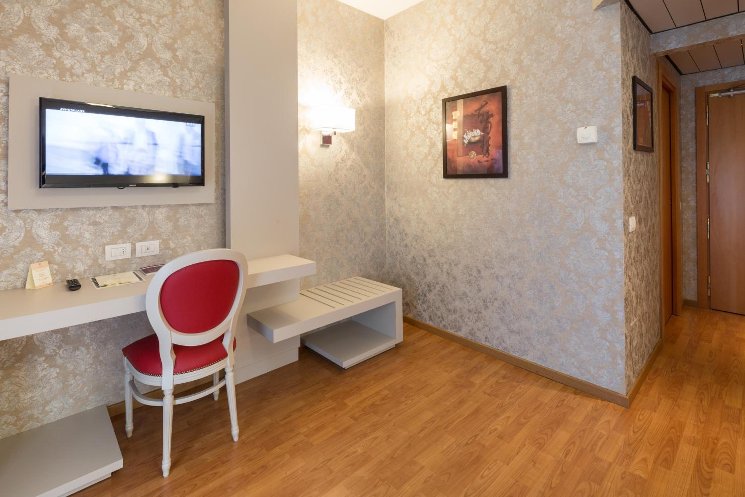 Executive Room thumbnail 6
