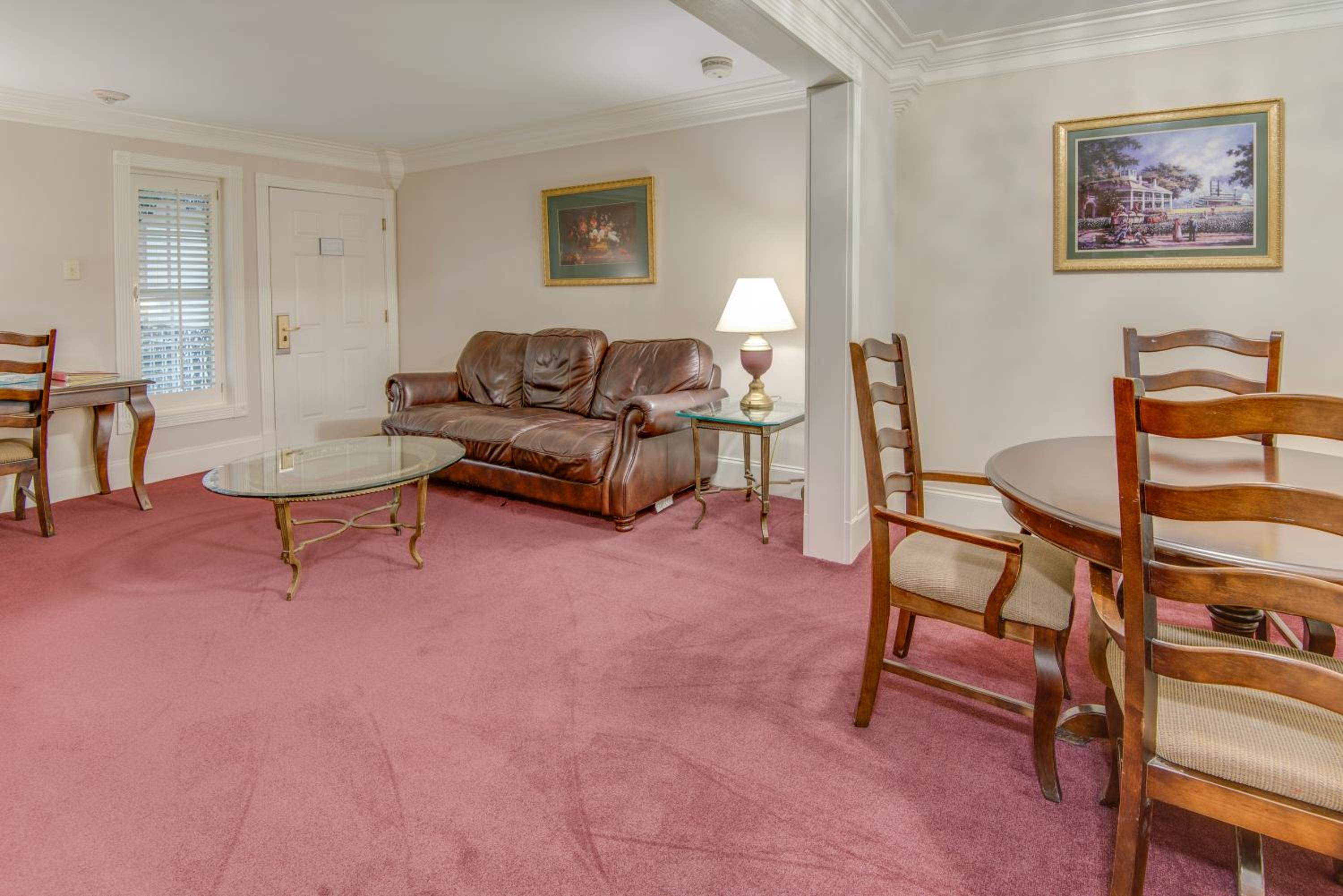 Deluxe One-Bedroom Apartment photo 2