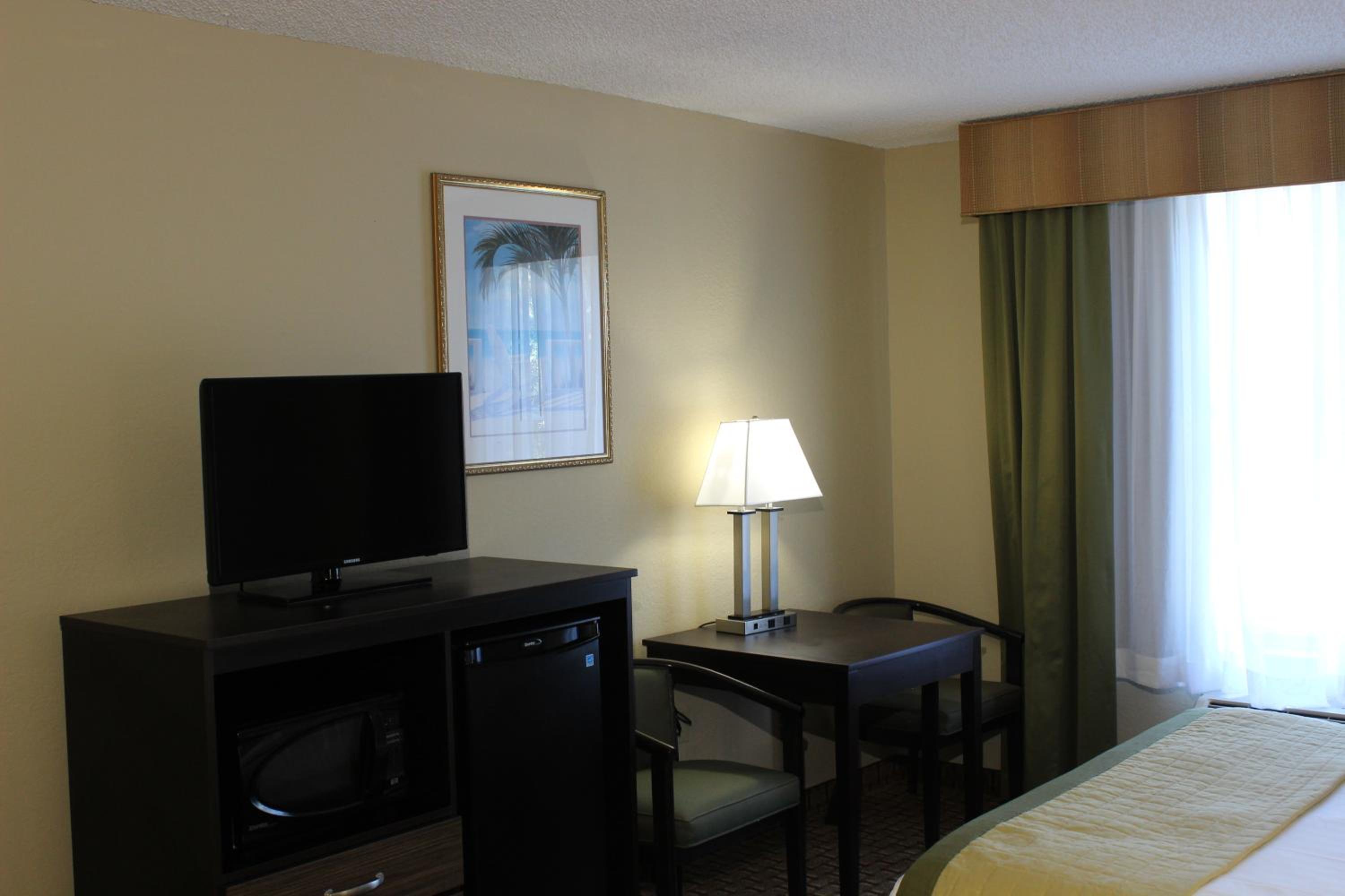 Deluxe Queen Room with Two Queen Beds - Non-Smoking - Photo 1