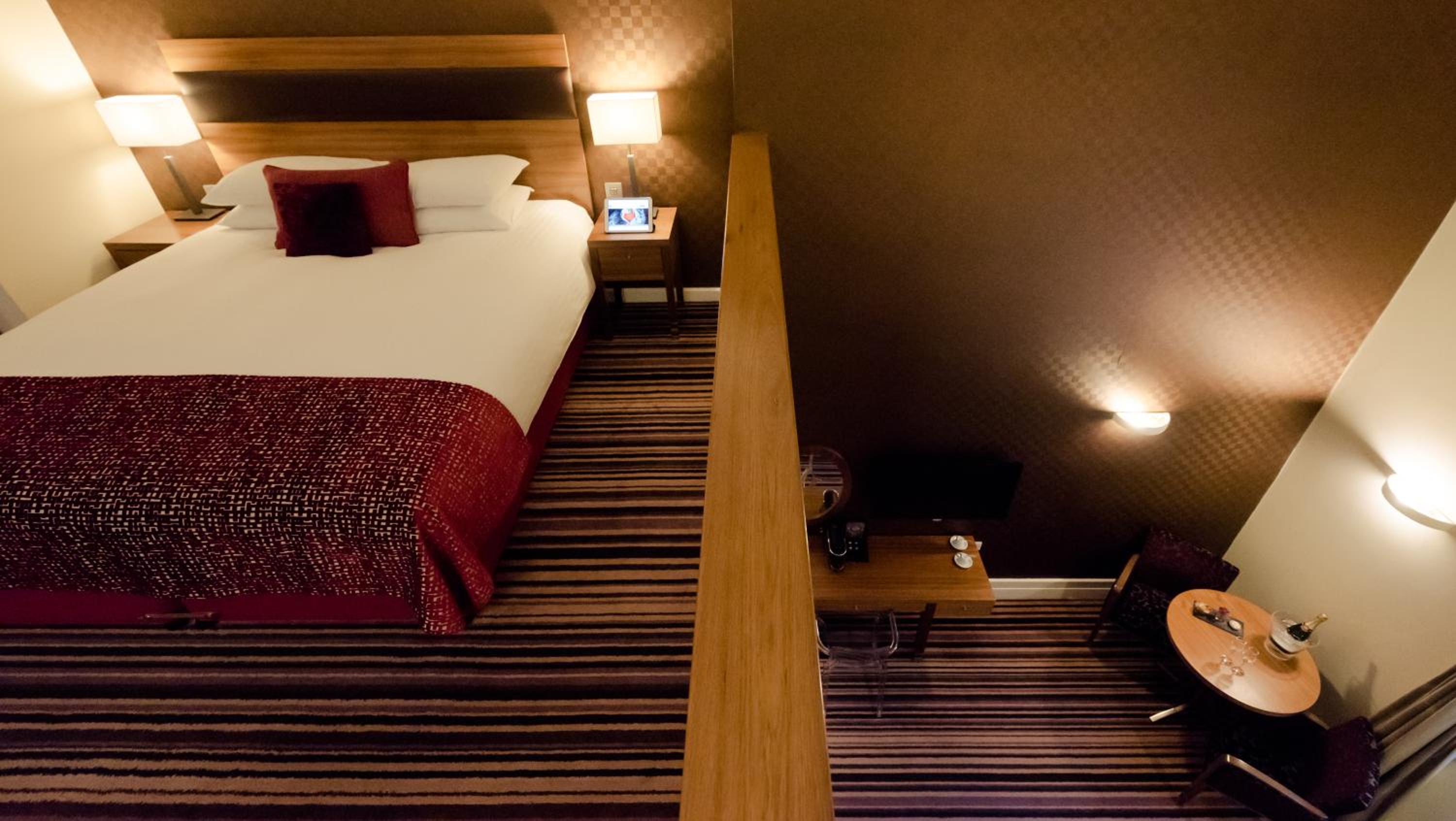 Deluxe King Room - Photo 8