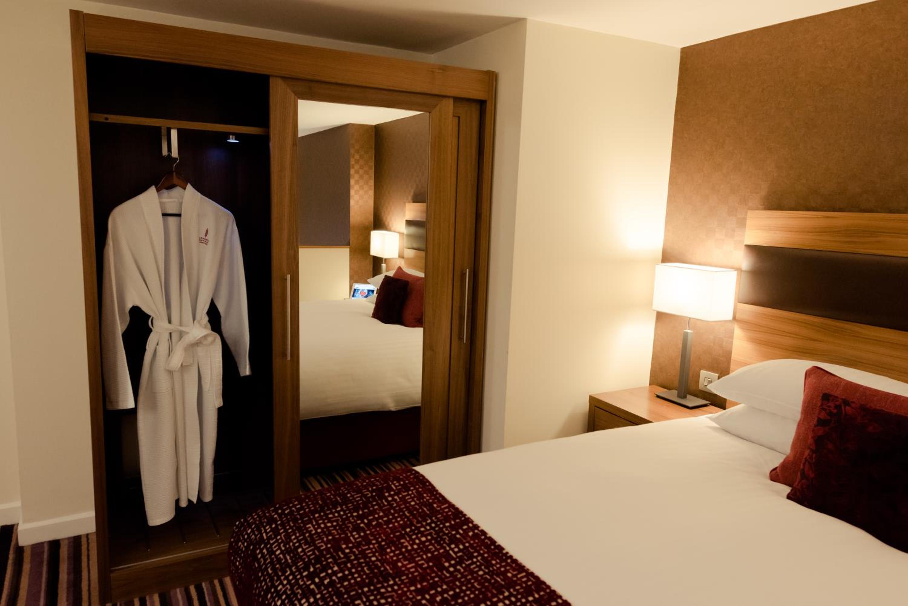 Deluxe King Room - Photo 7