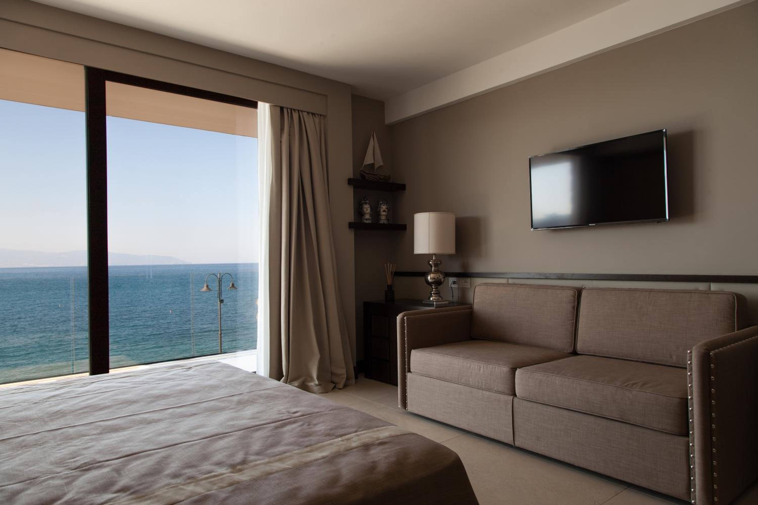 Deluxe Double Room with Sea View photo 2