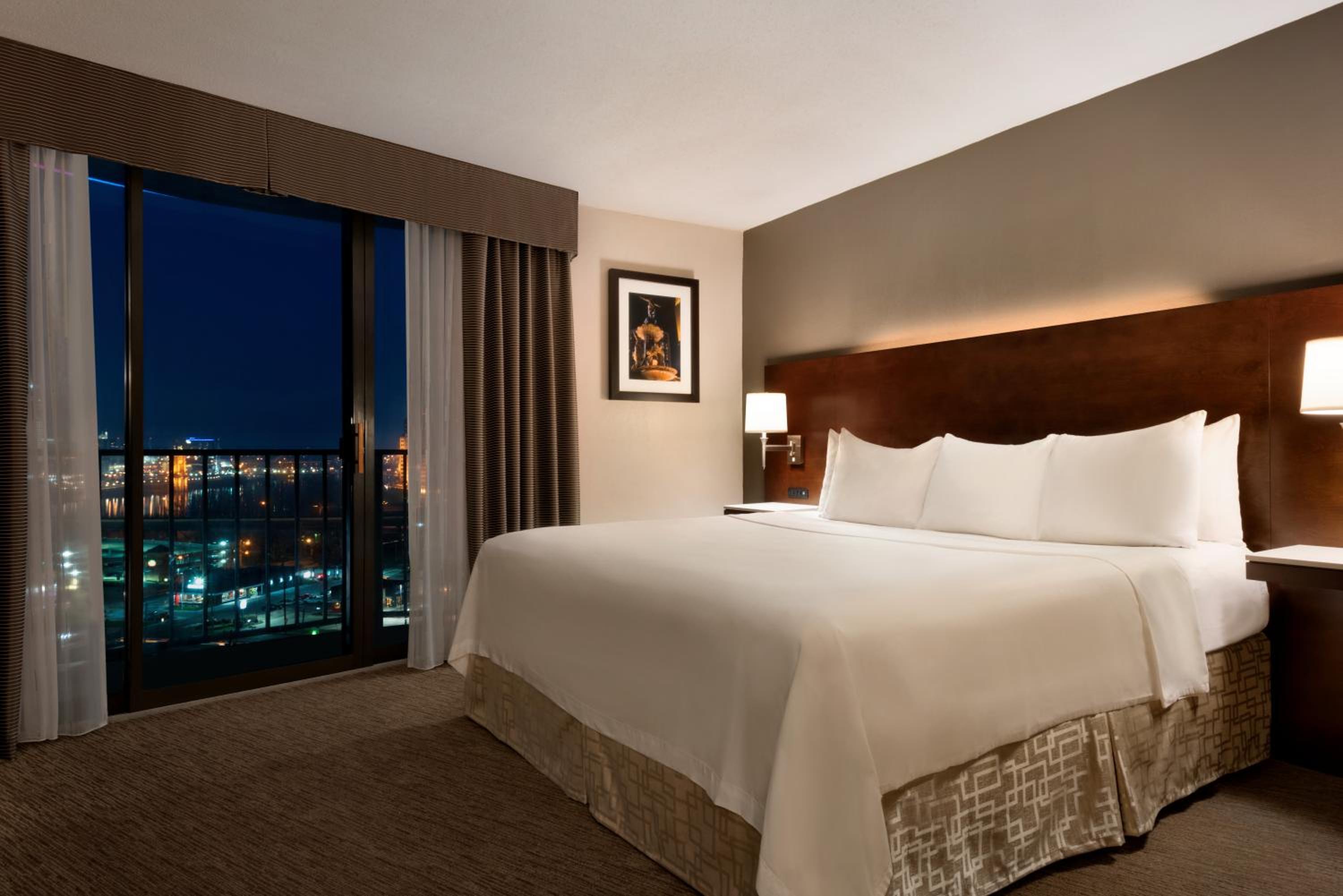Premium King Room with Balcony and City View - Non-Smoking - Photo 5
