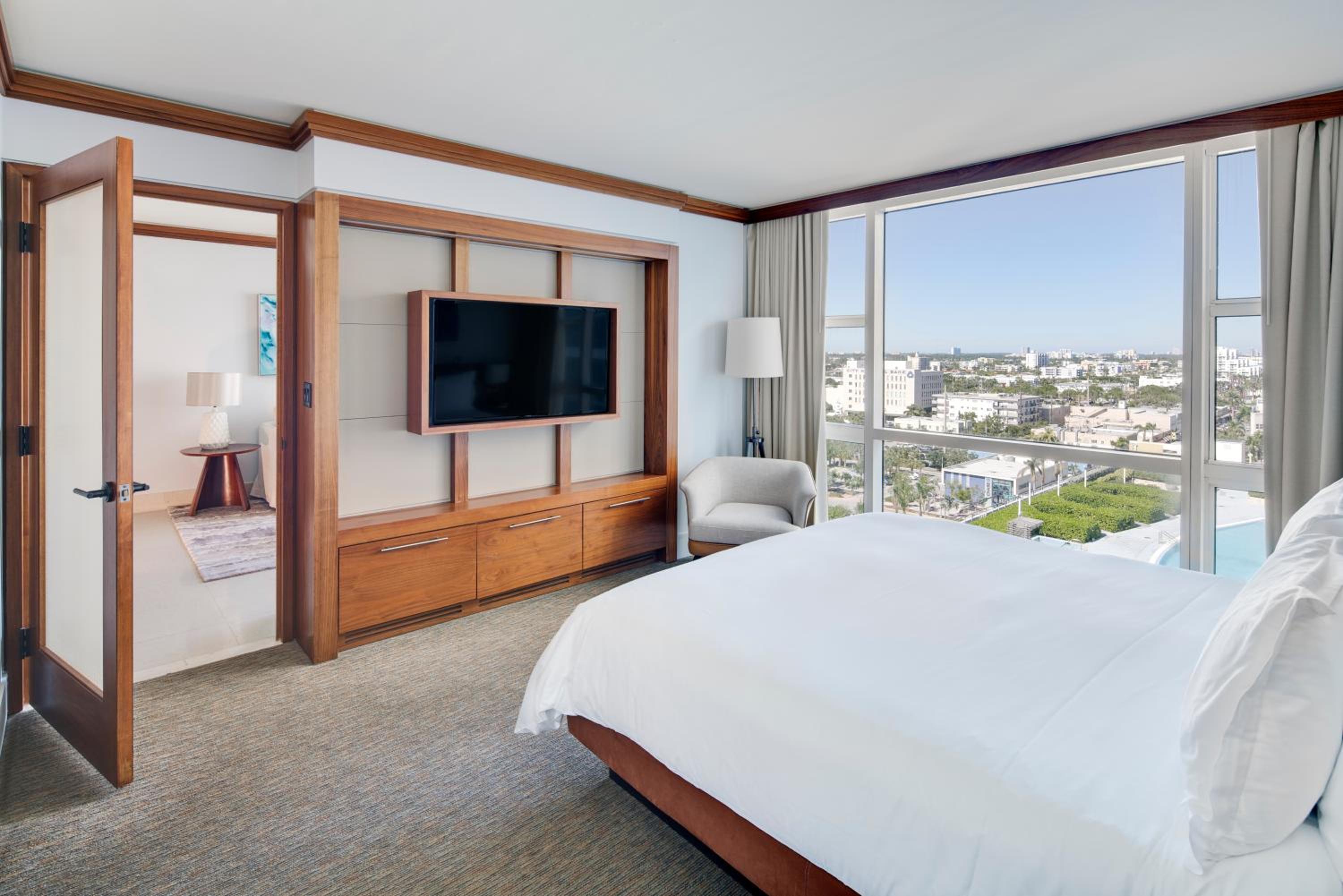 One Bedroom Apartment with One King Bed (Non Smoking) photo 1
