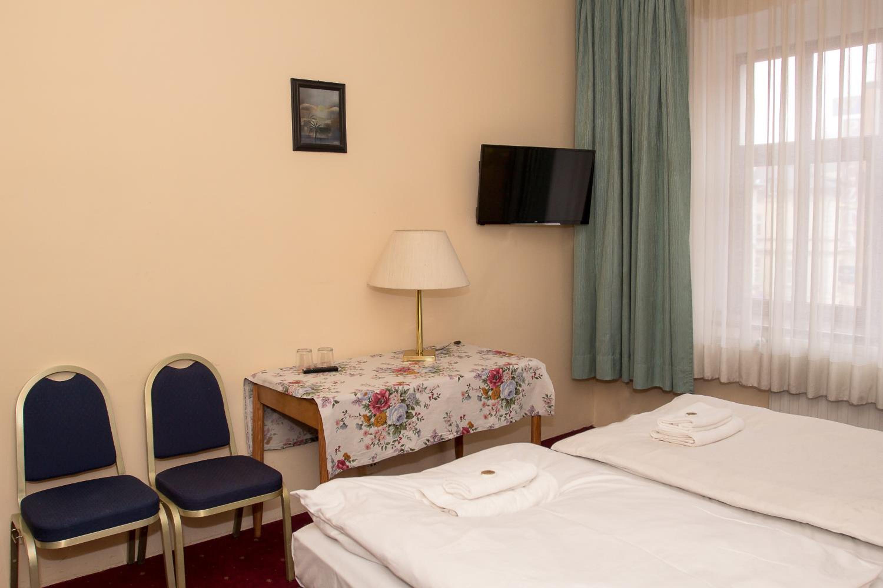 Double Room - Photo 6