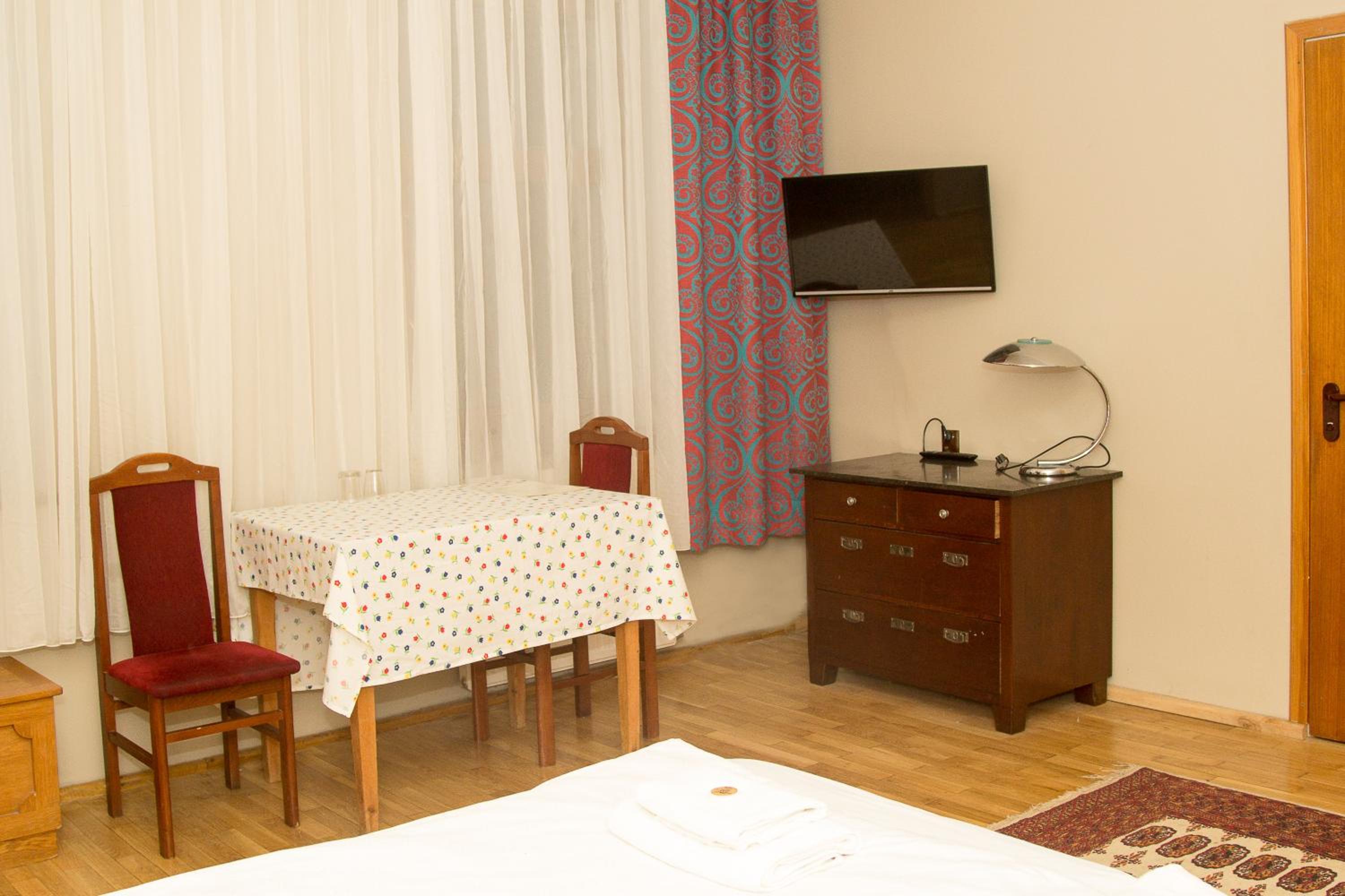 Deluxe Double Room (2 Adults + 1 Child) - Photo 7