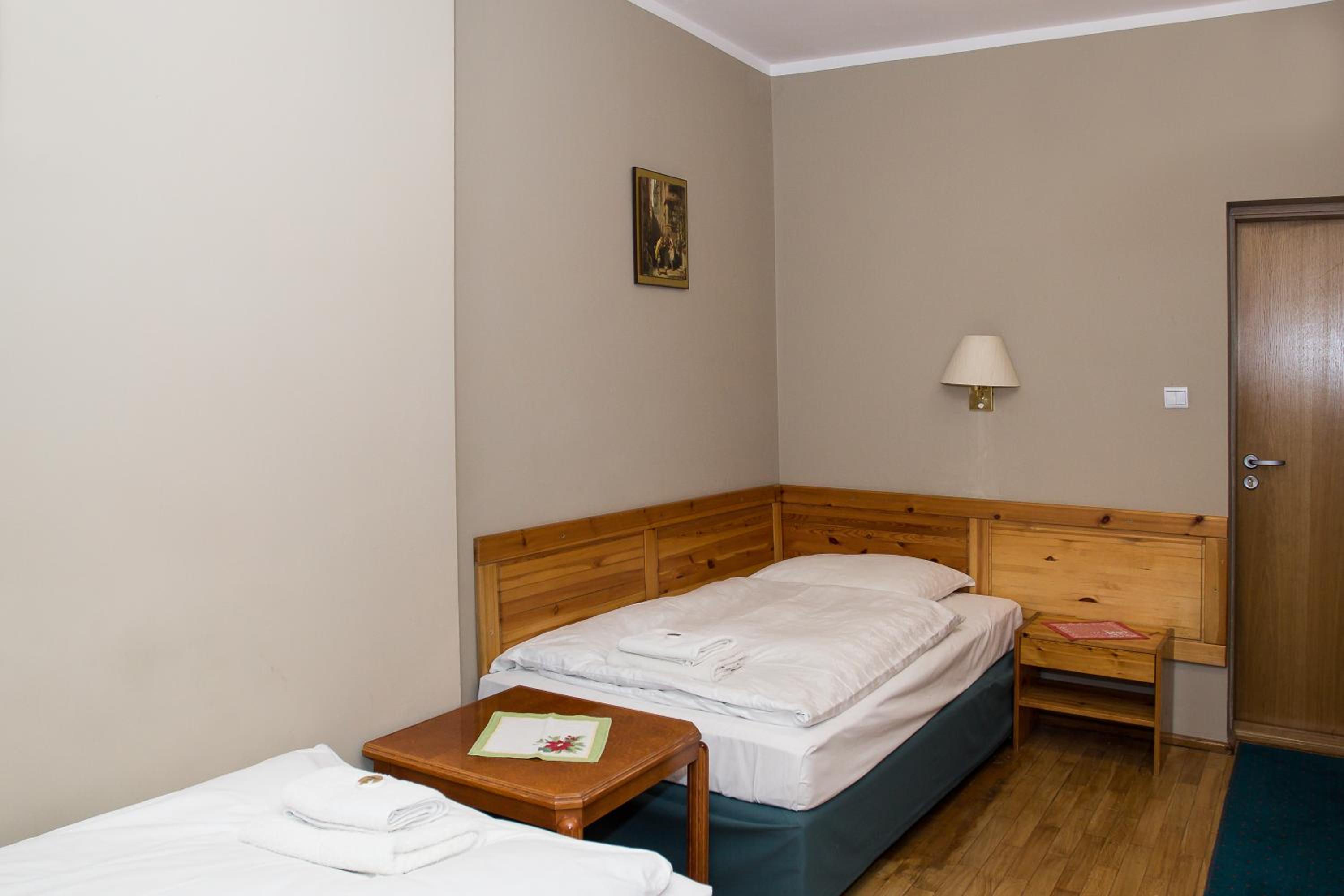 Small Twin Room - Photo 6