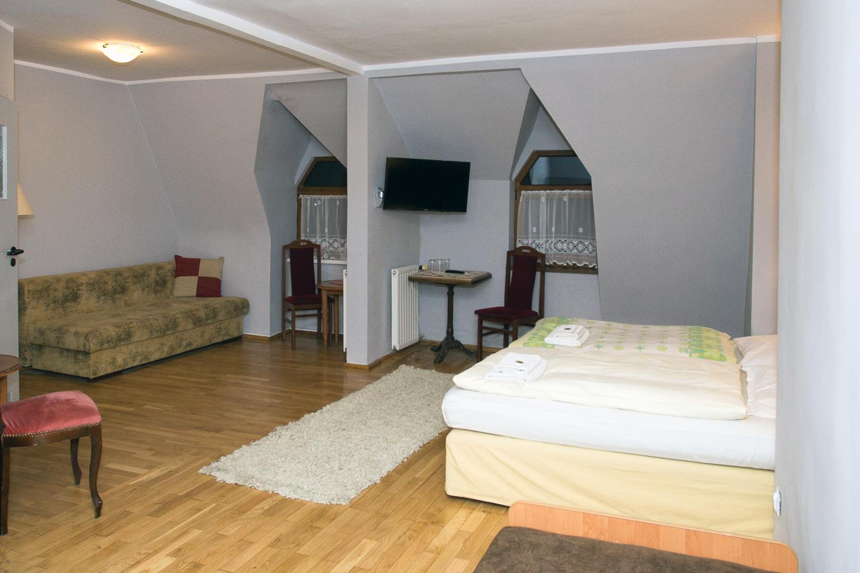 Deluxe Double Room (2 Adults + 1 Child) - Photo 8