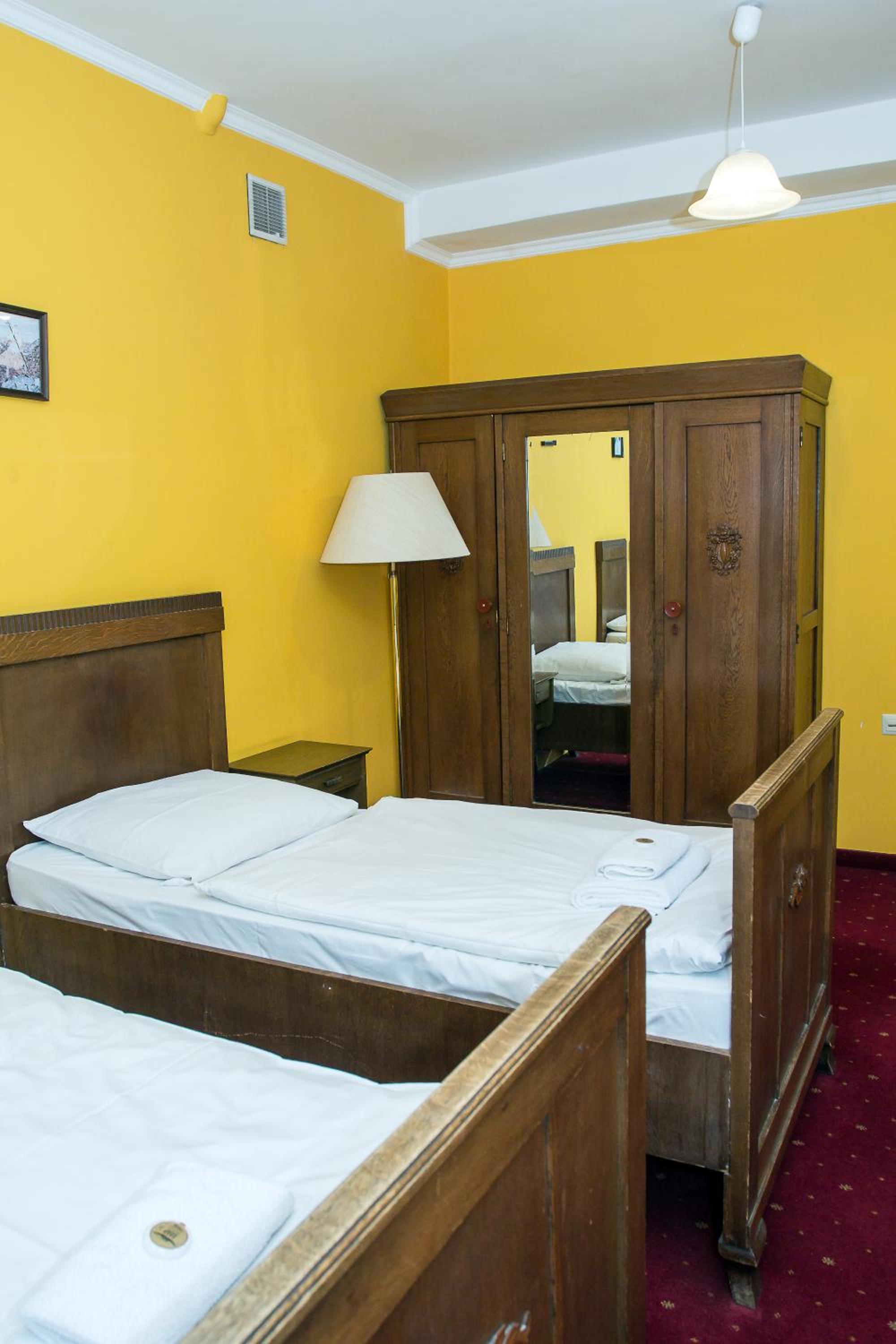 Small Twin Room - Photo 2