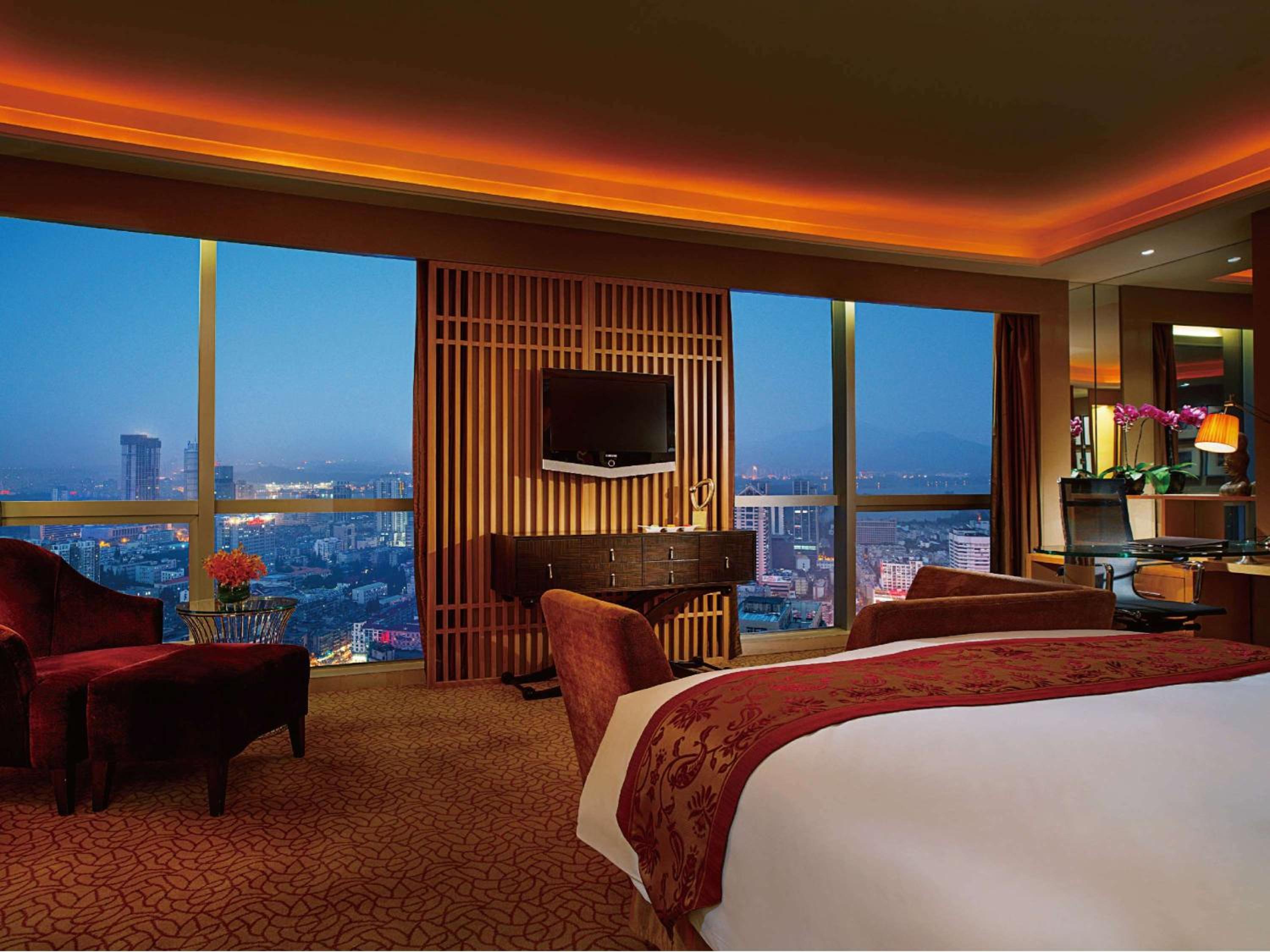 Luxury King Room with Lake View - Photo 1