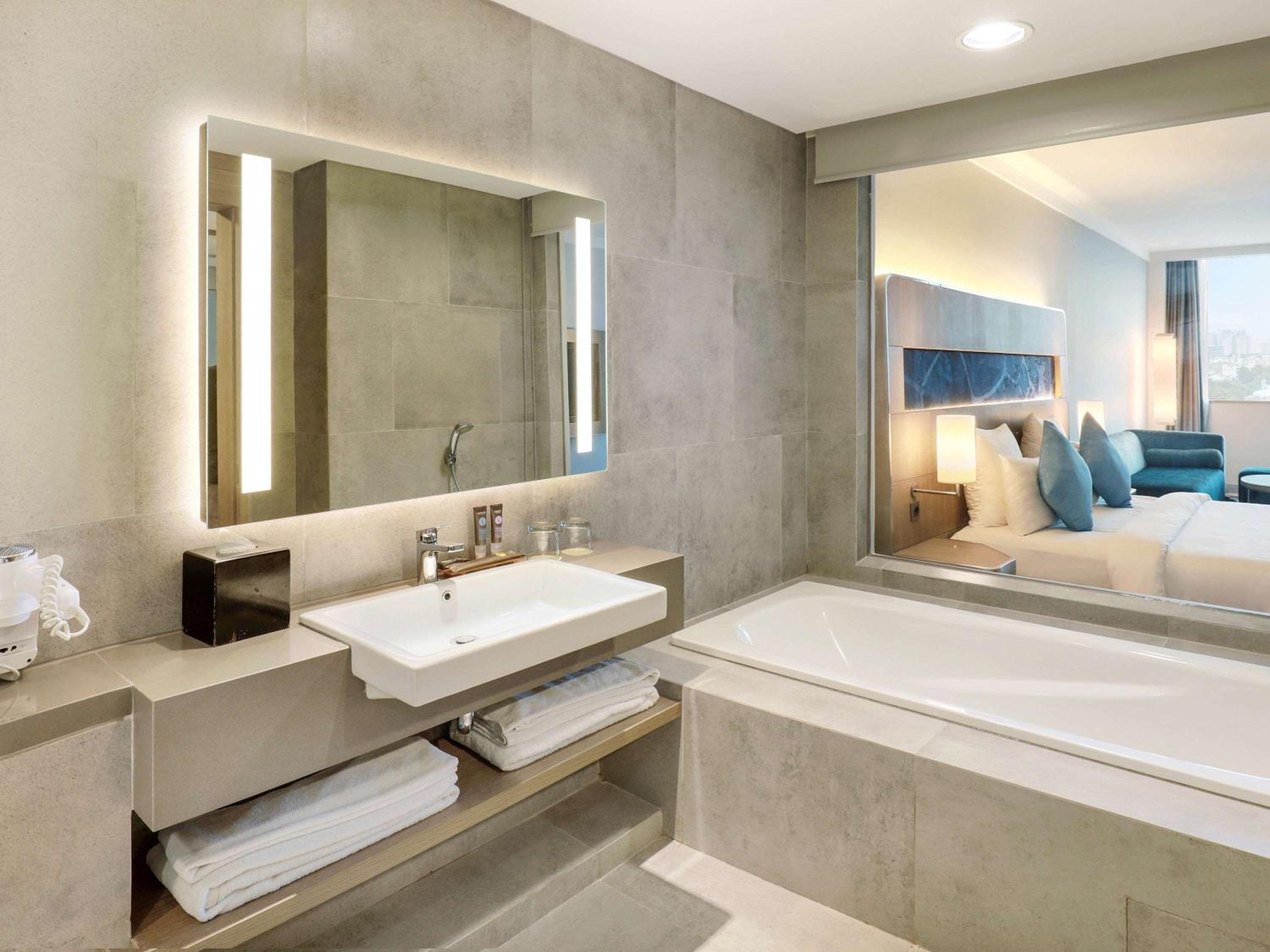 Deluxe Executive King Room - Photo 2