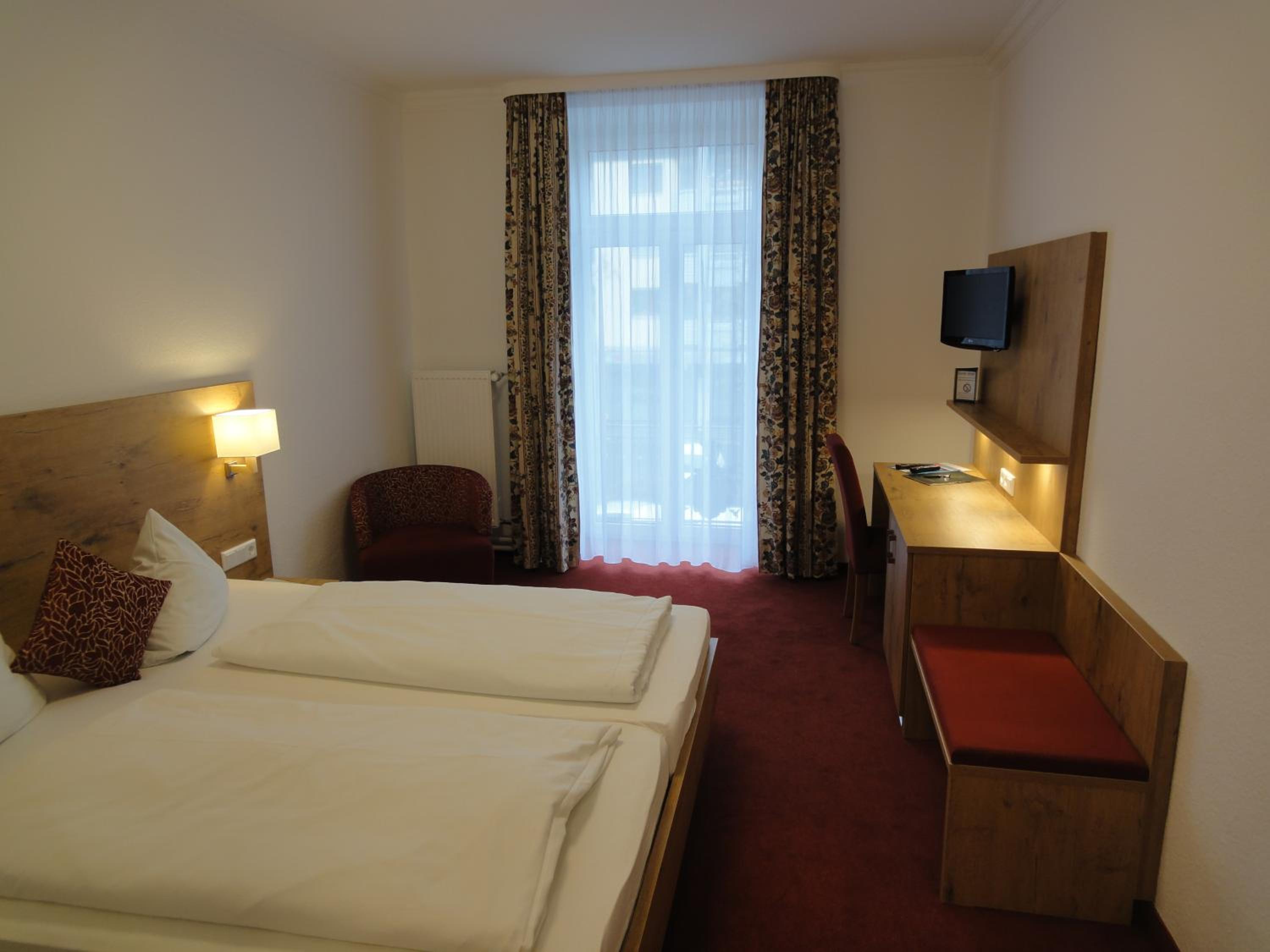 Large Double Room - Photo 3