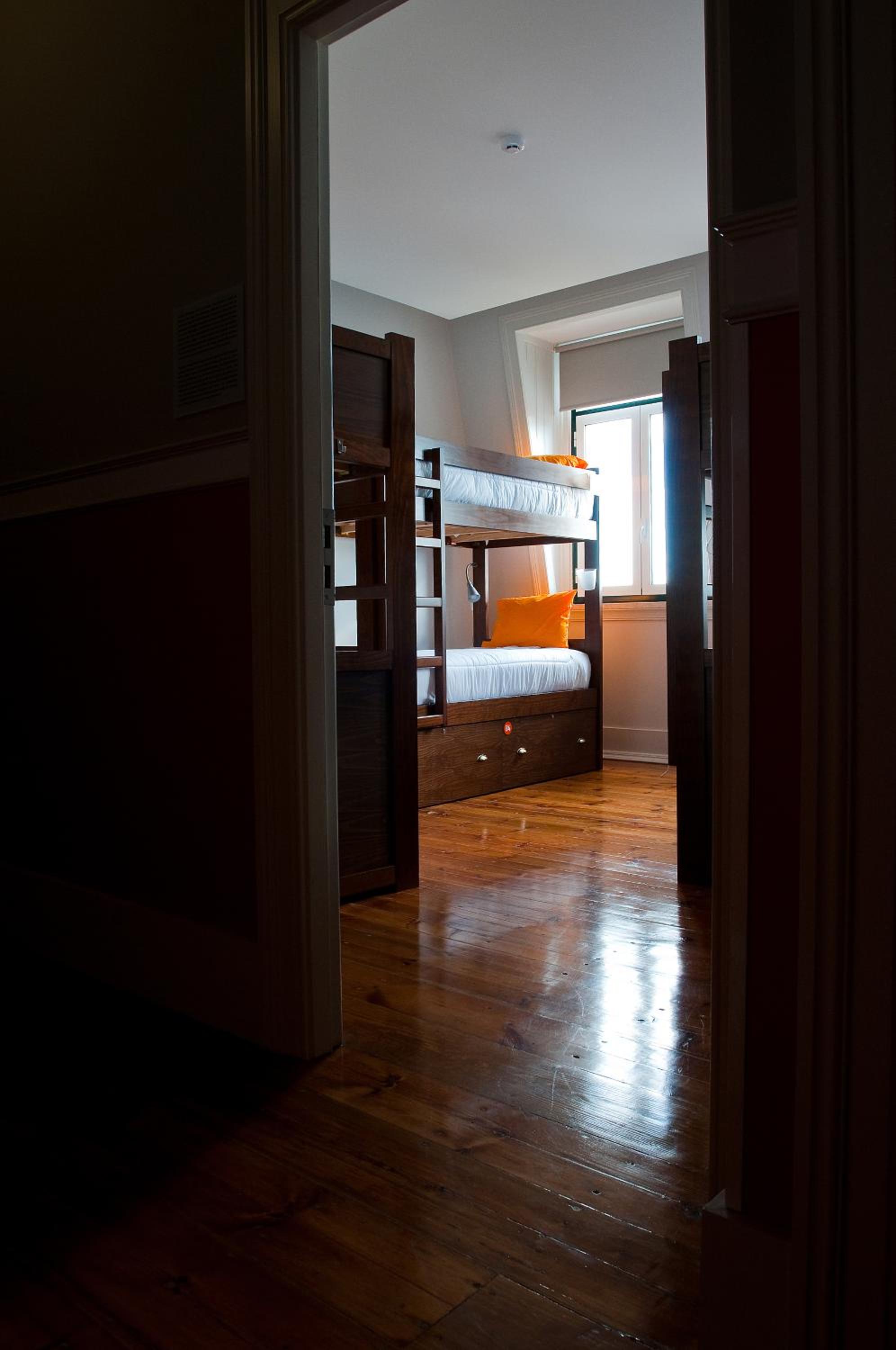 Bed in 6-Bed Dormitory Room with City View photo 2