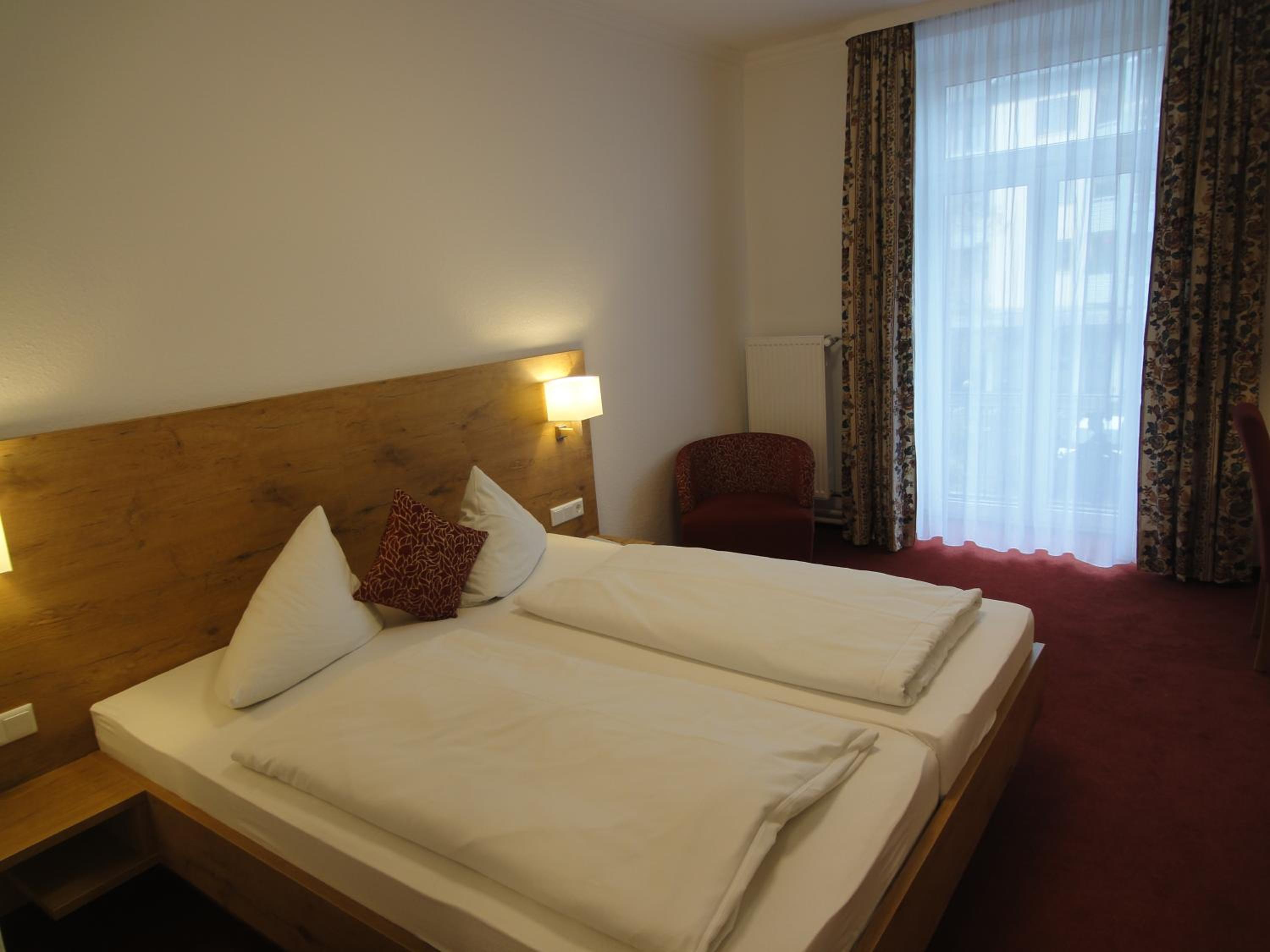 Large Double Room - Photo 6