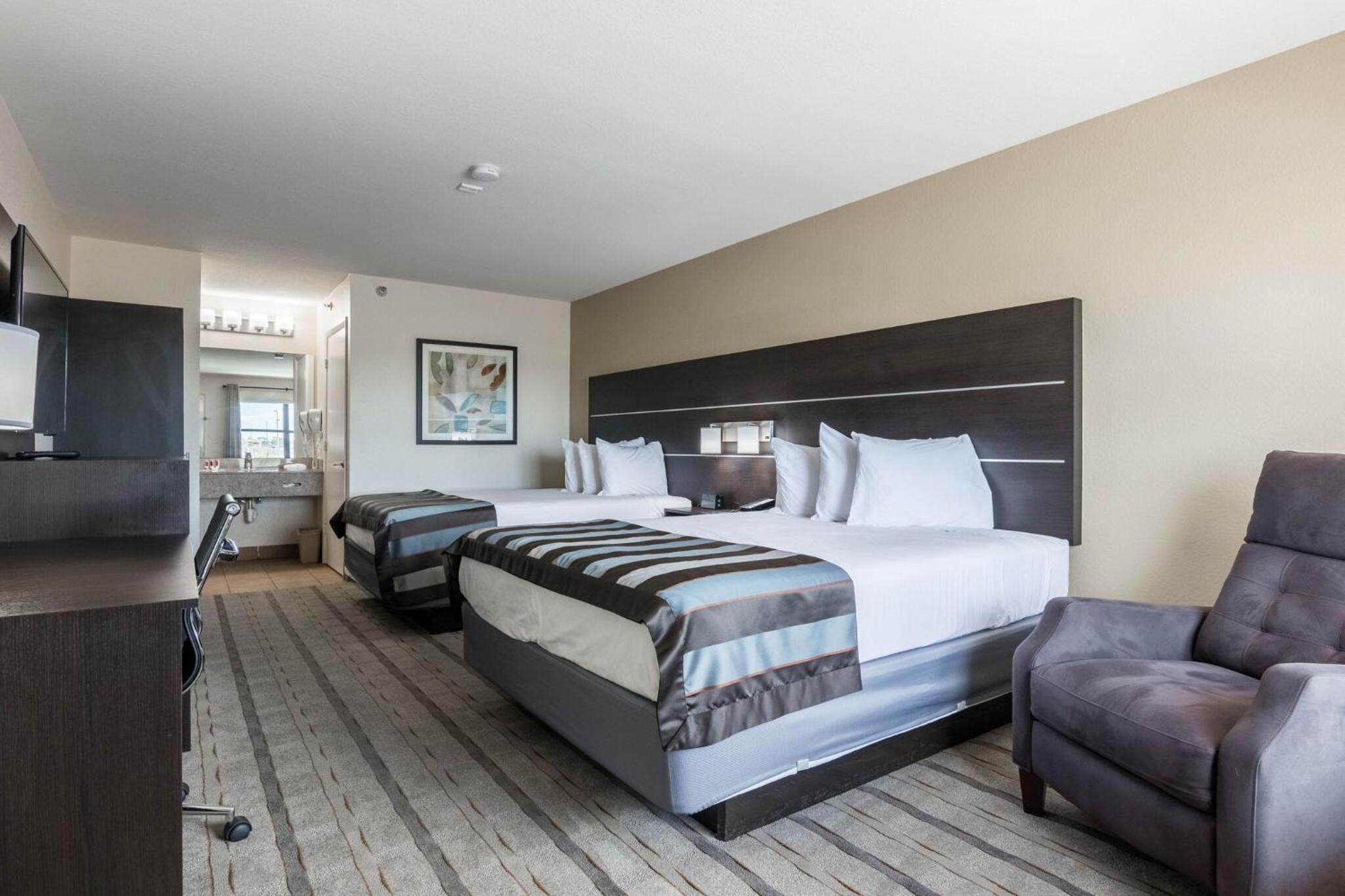 One-Bedroom Suite with Two Queen Beds - Non-Smoking - Photo 5