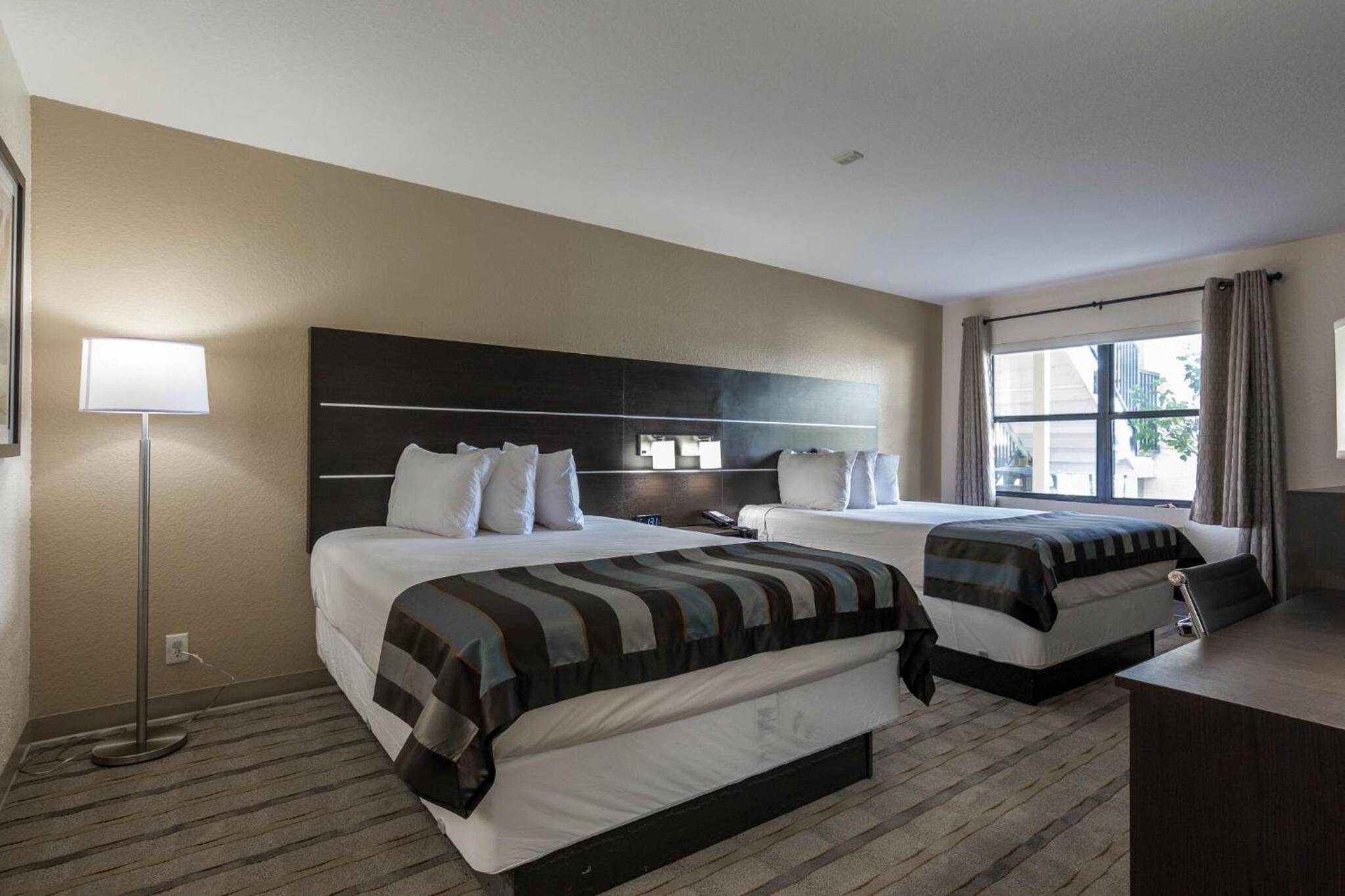 Queen Room with Two Queen Beds - Non-Smoking - Photo 5