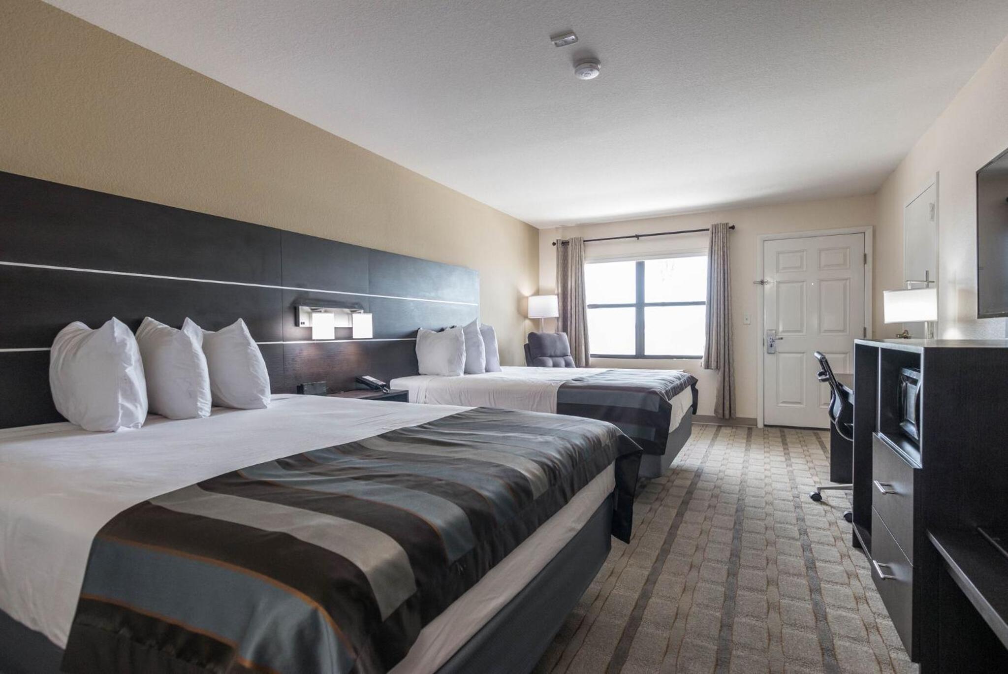 Queen Room with Two Queen Beds - Non-Smoking - Photo 2