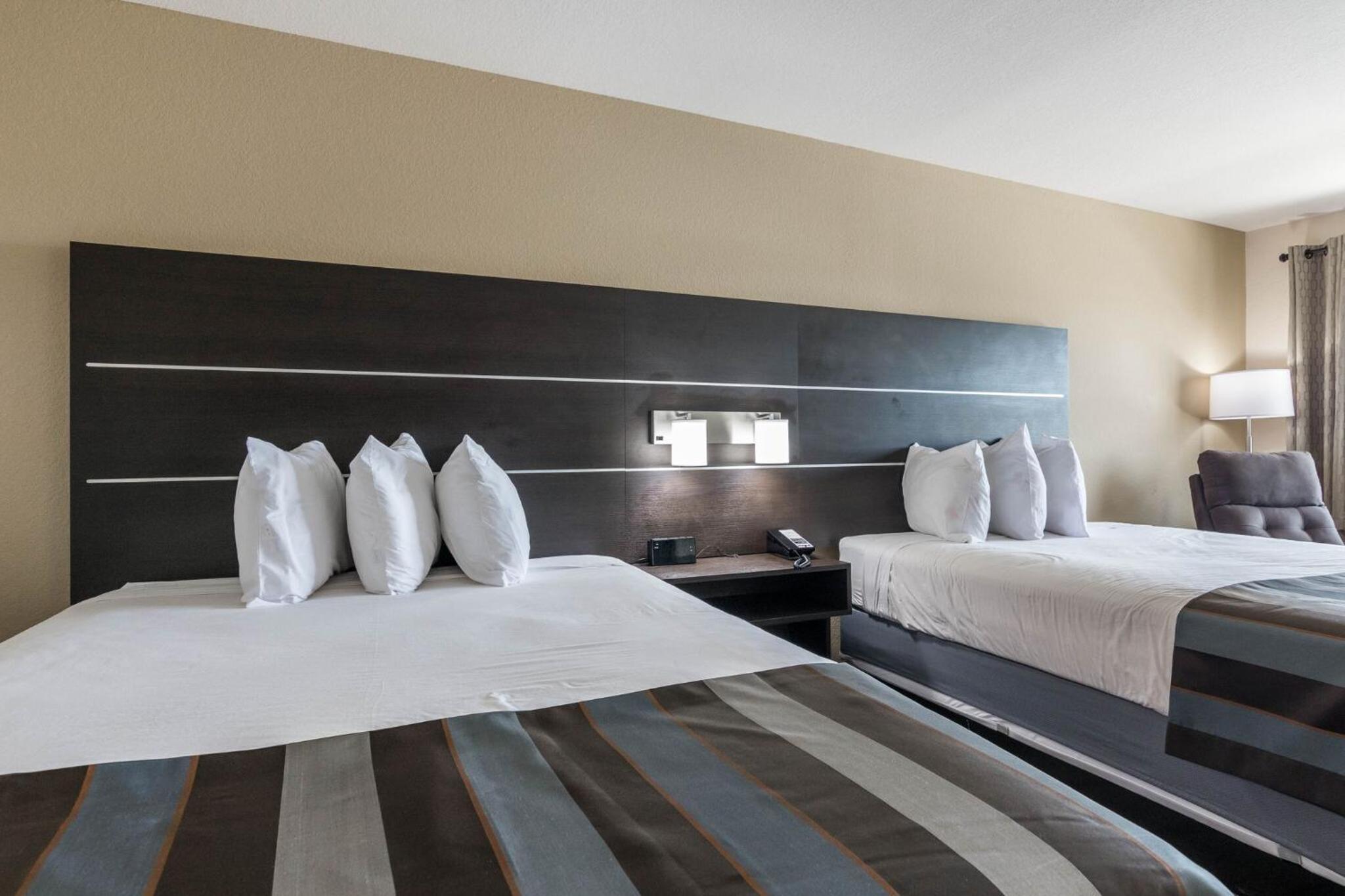 Queen Room with Two Queen Beds - Non-Smoking - Photo 3