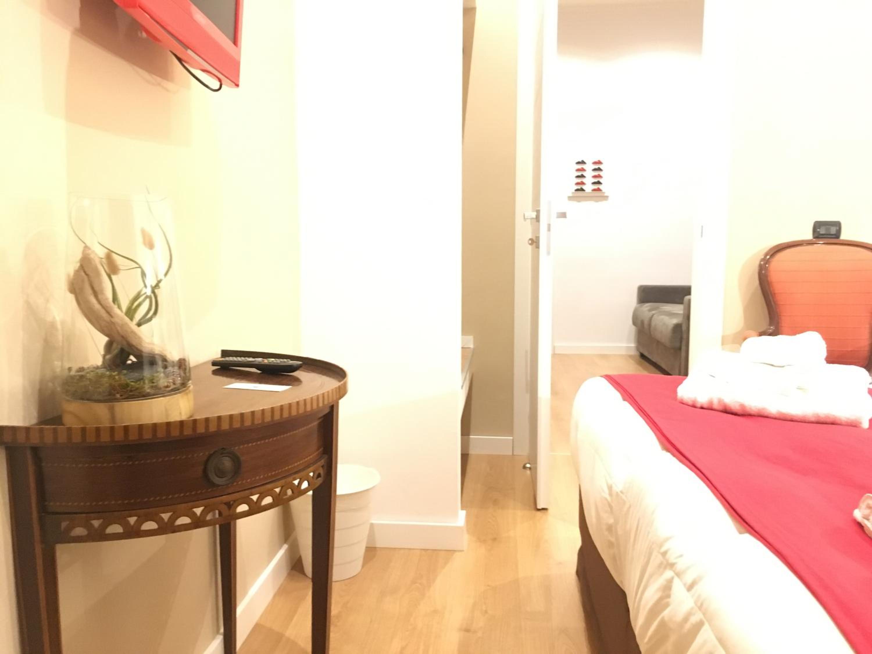 One-Bedroom Suite with Private Bathroom photo 3