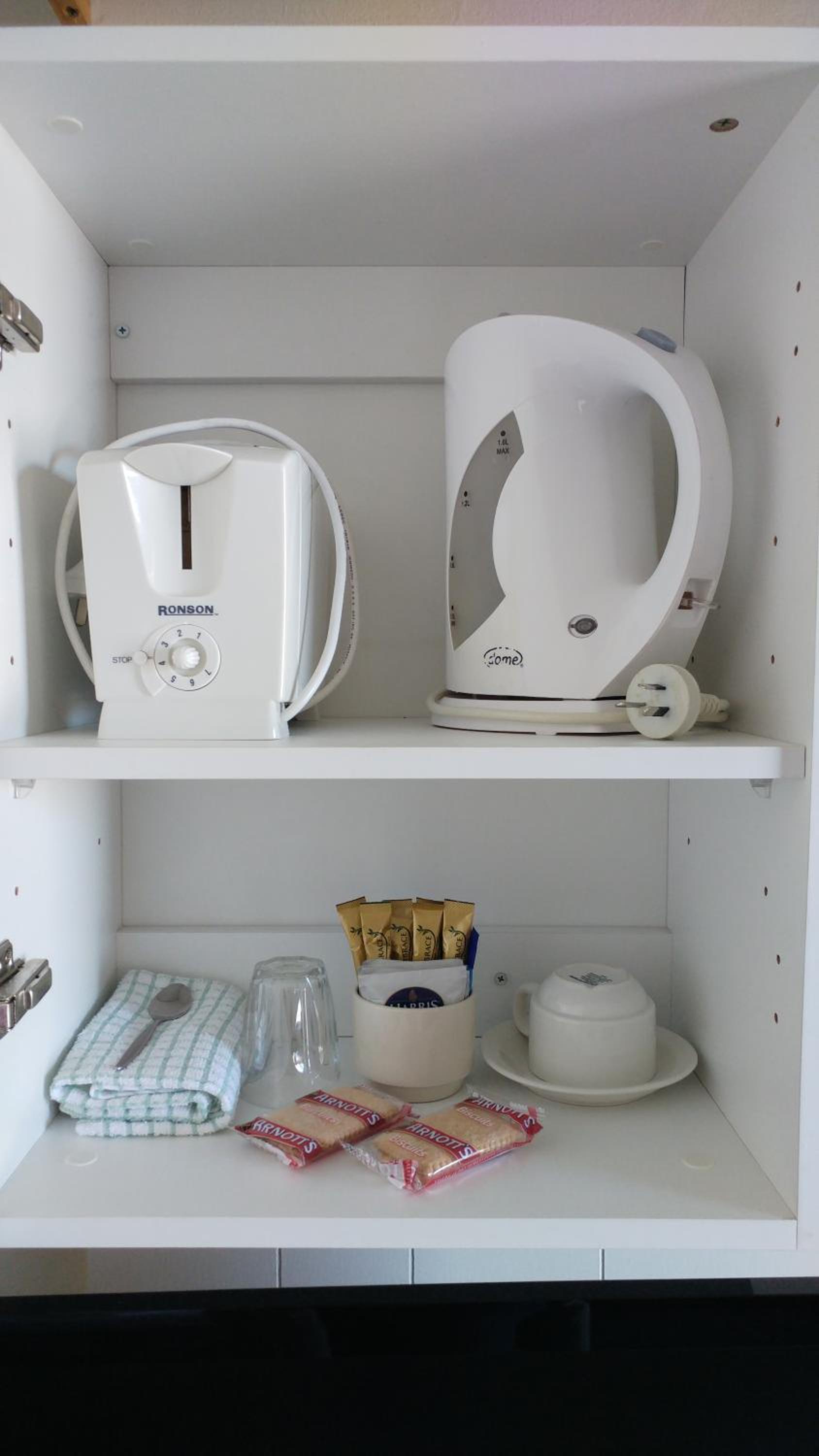 One-Bedroom King + 3 Singles with Kitchenette photo 2