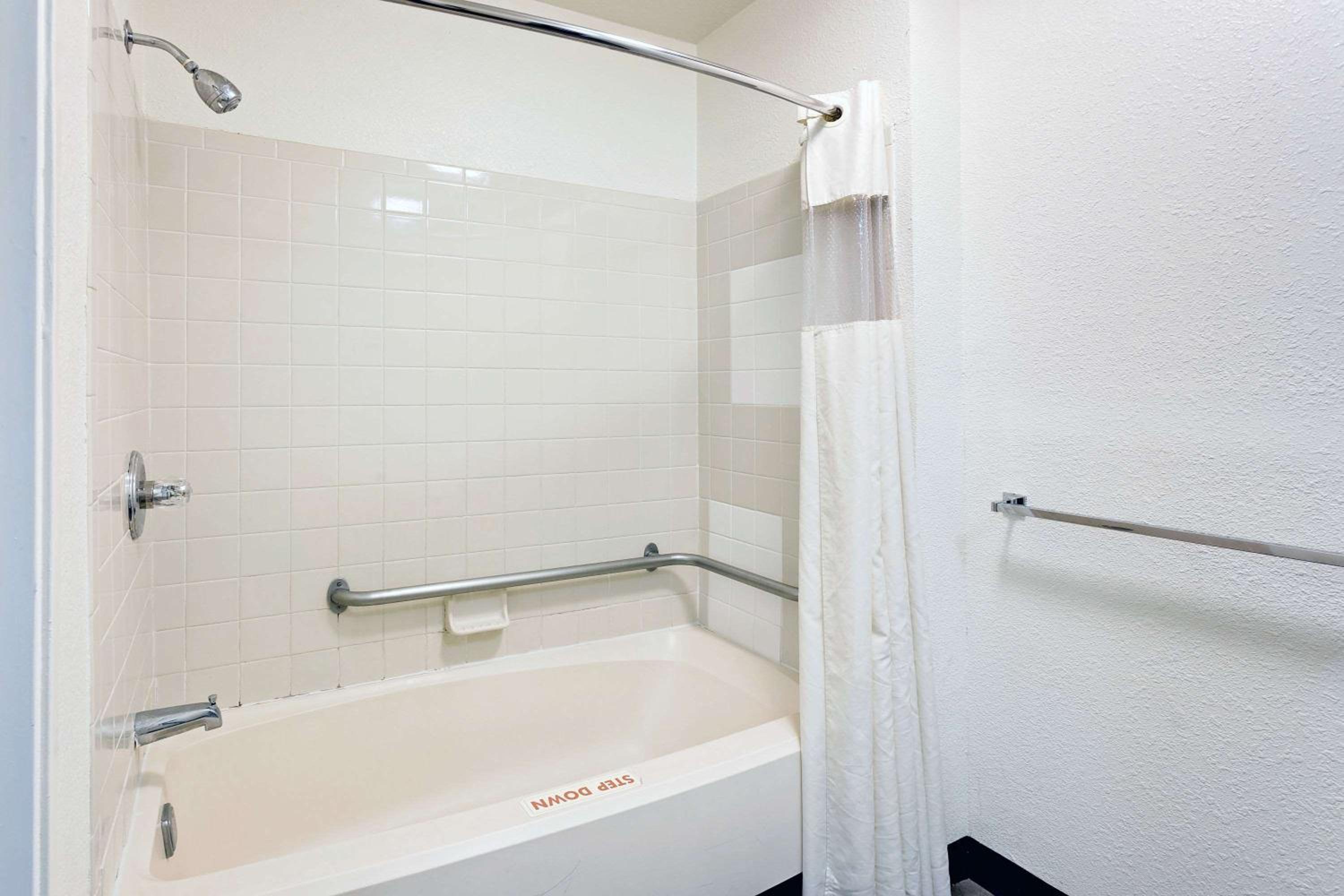 Double Room - Disability Access/Non-Smoking - Photo 2