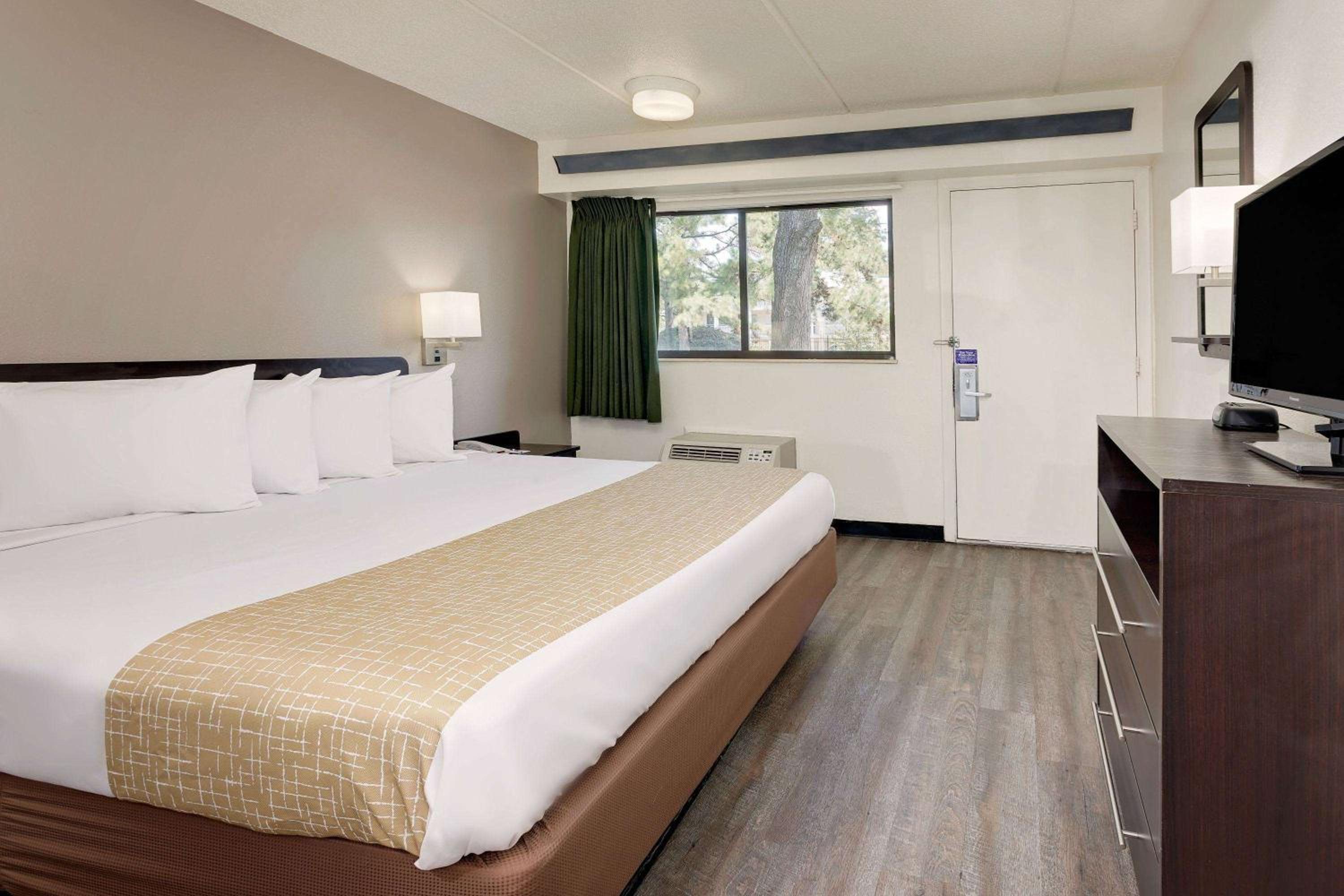 King Room - Non-Smoking - Photo 2