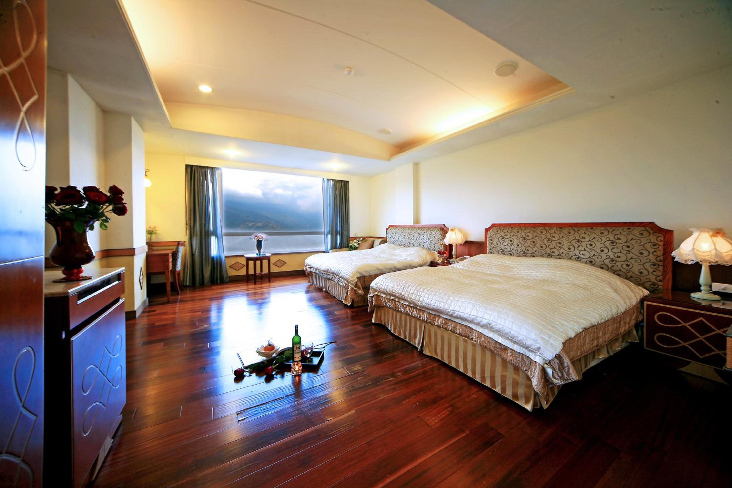 Deluxe Queen Room with Two Queen Beds photo 3