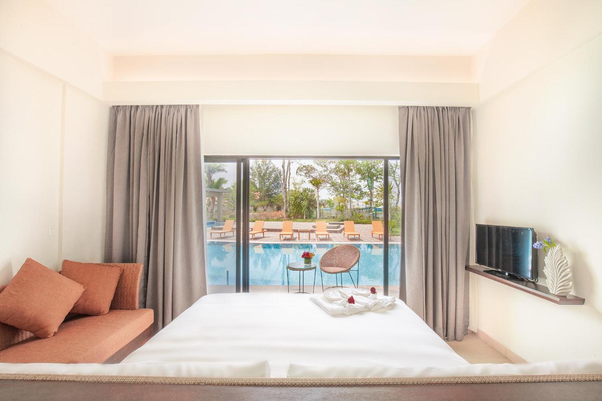 Lagoon room