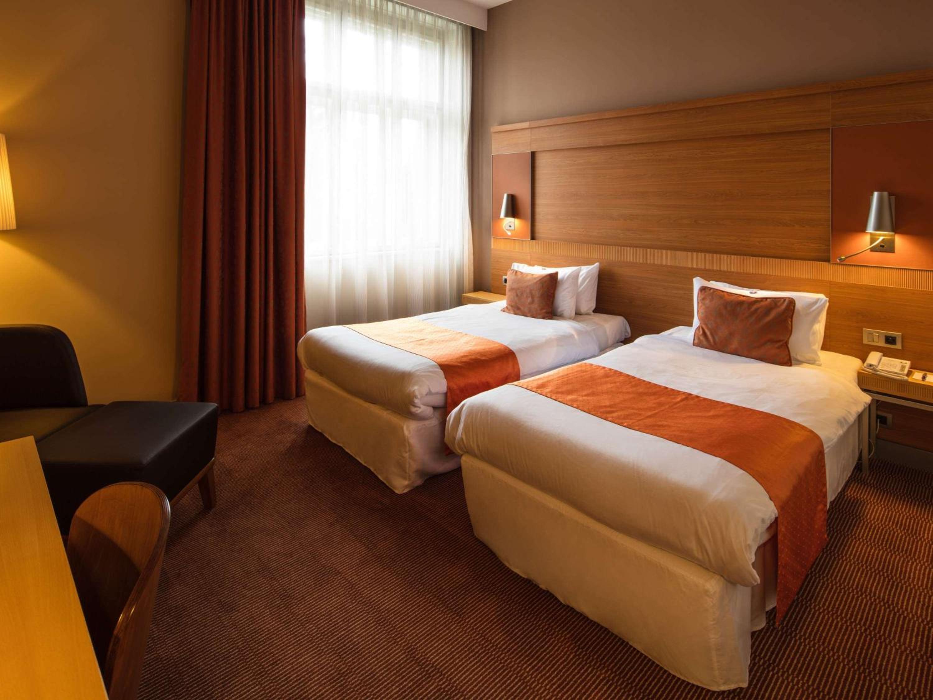 Standard Room with 2 Single Beds - Photo 11
