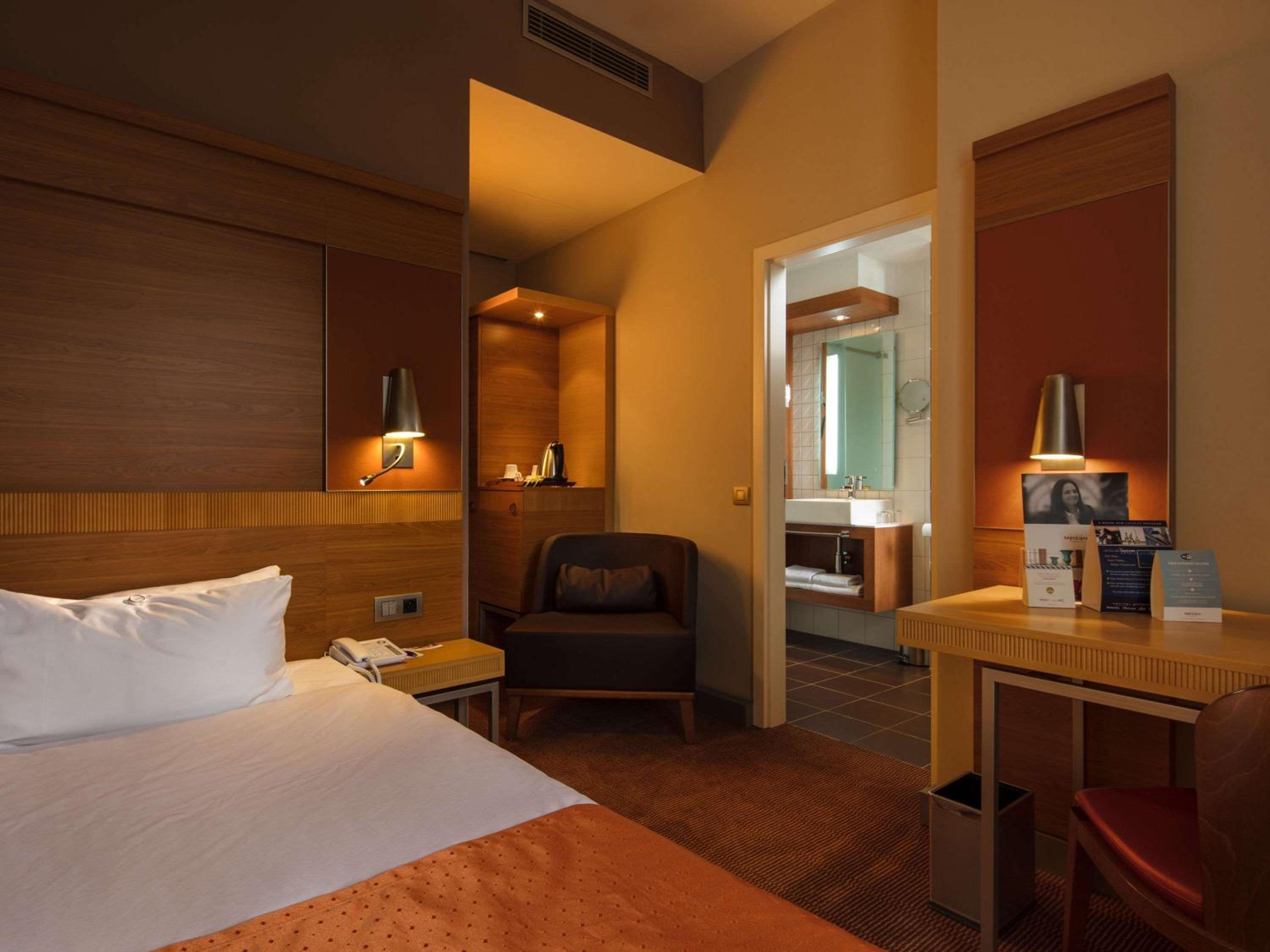 Standard Room with Double Bed - Photo 12
