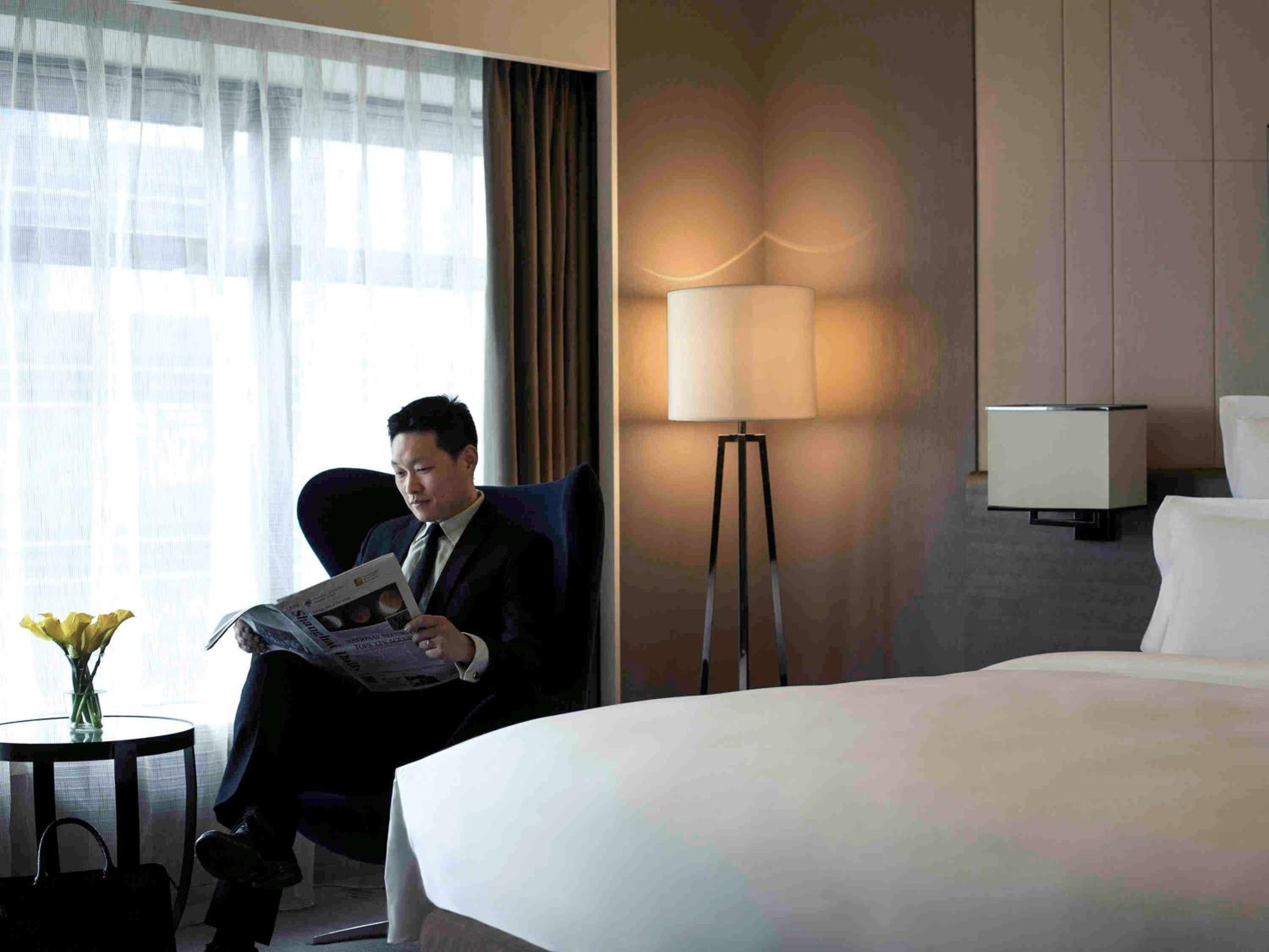 Superior King Room with City View photo 2