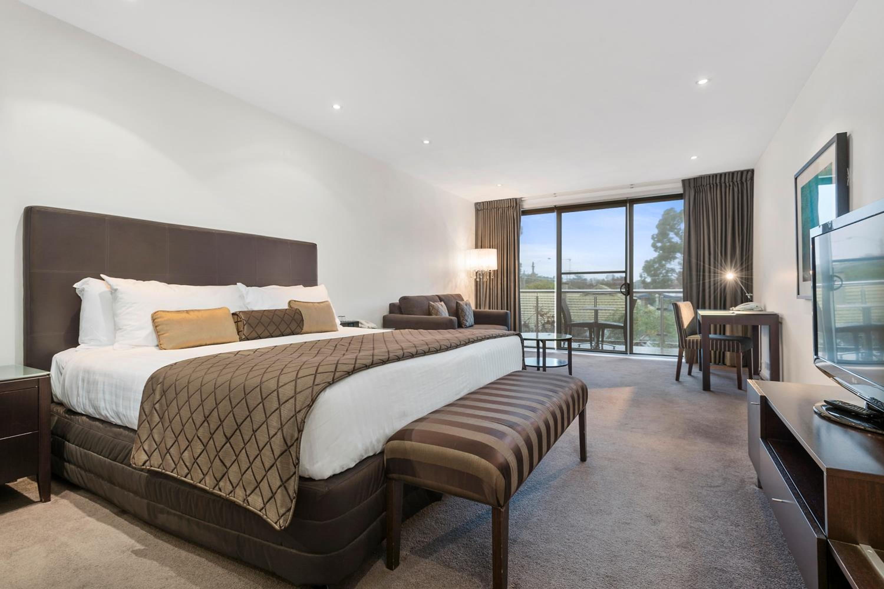 King Suite - Photo 6