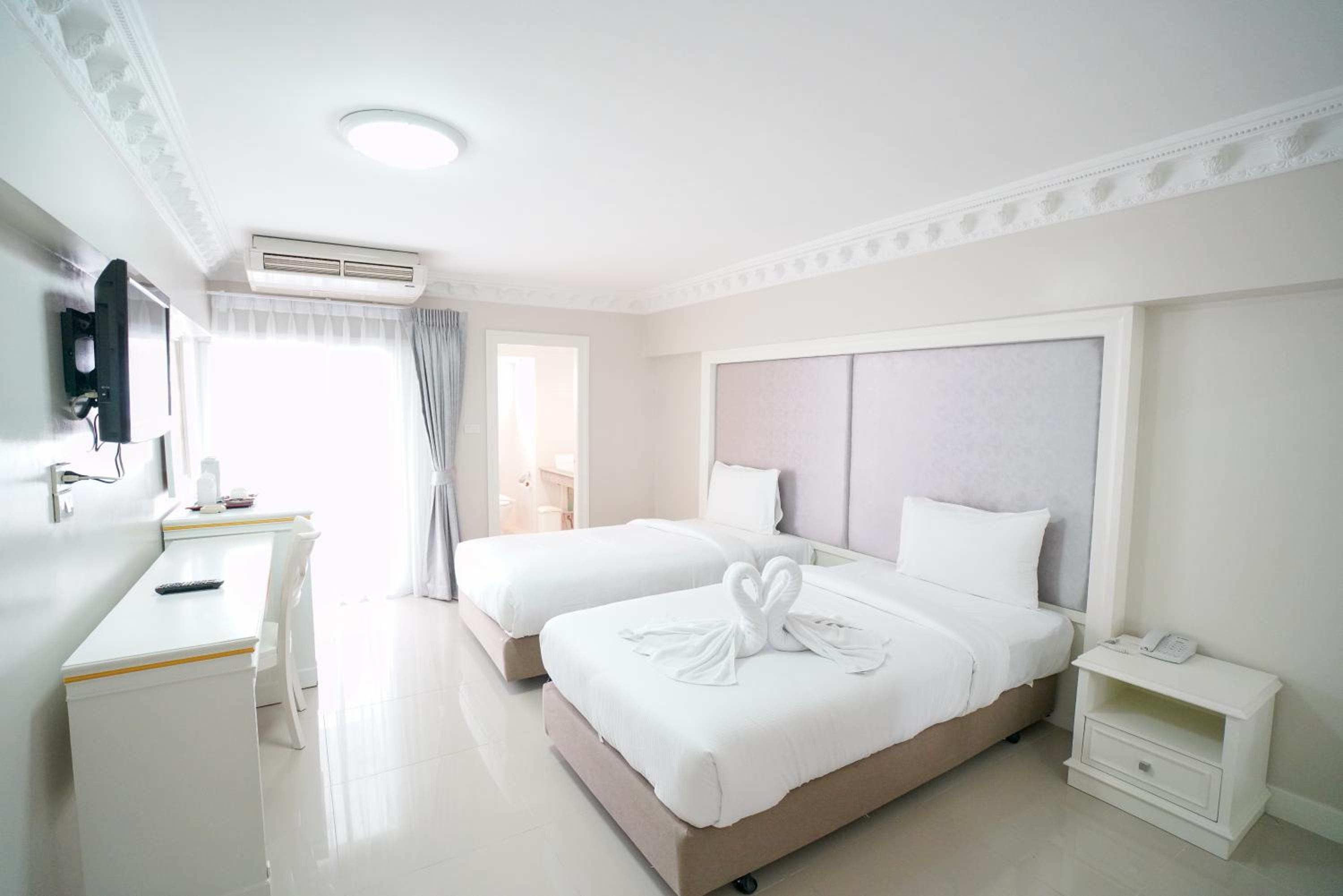 Deluxe Twin Room photo 3