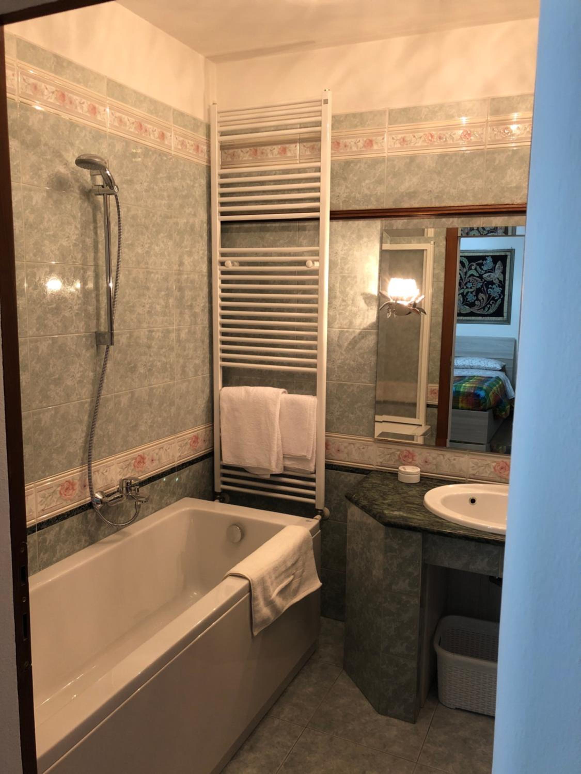 Double Room with Private Bathroom - Photo 2