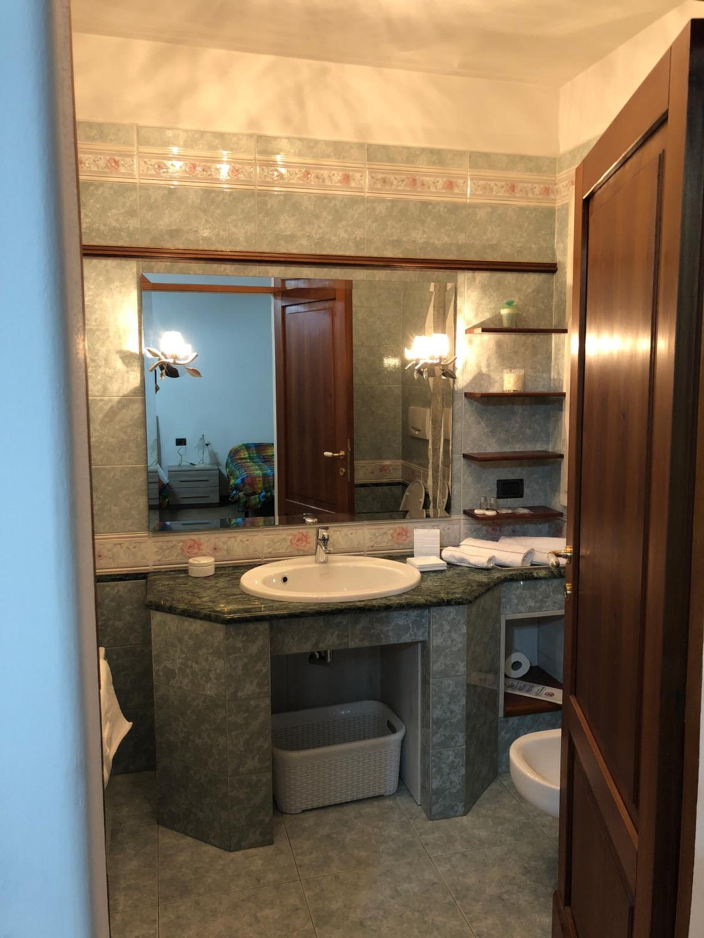 Double Room with Private Bathroom - Photo 7
