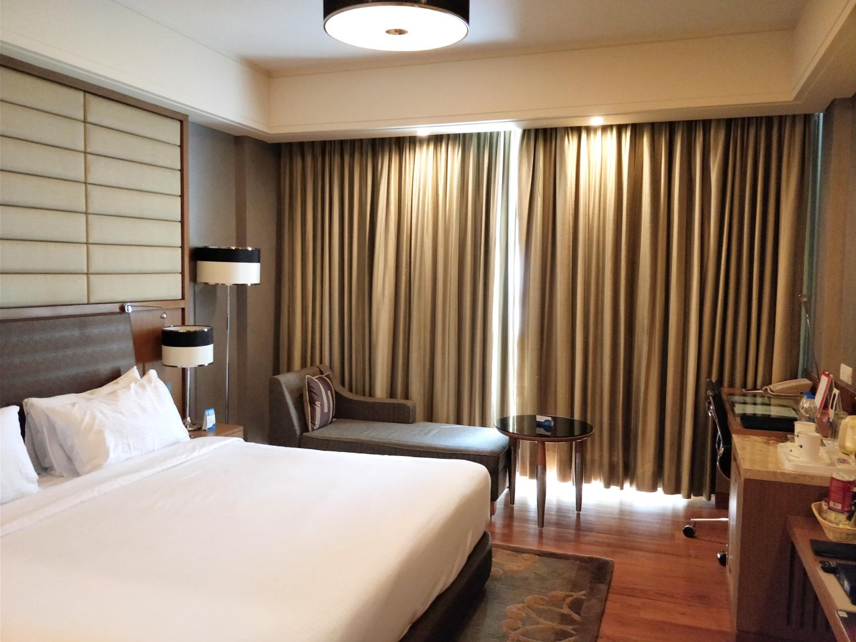 Business Class Room with Two-way Airport Transfer and Complimentary 1+1 Happy Hours from 6pm to 8pm and 15% off on Food & Beverage Services , Laundry Services and Spa - Photo 2