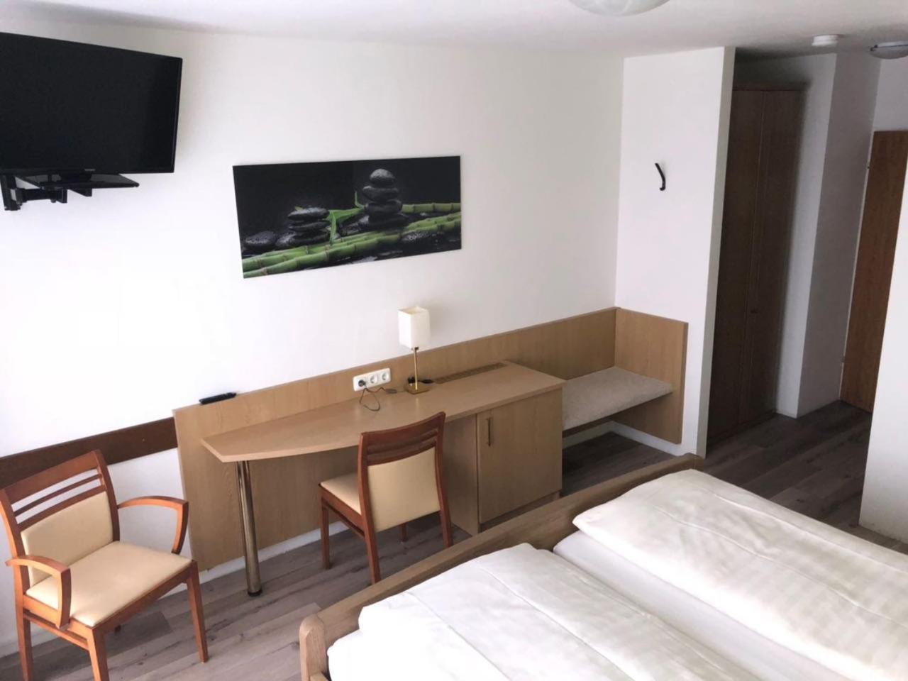 Double Room with Balcony - Photo 9