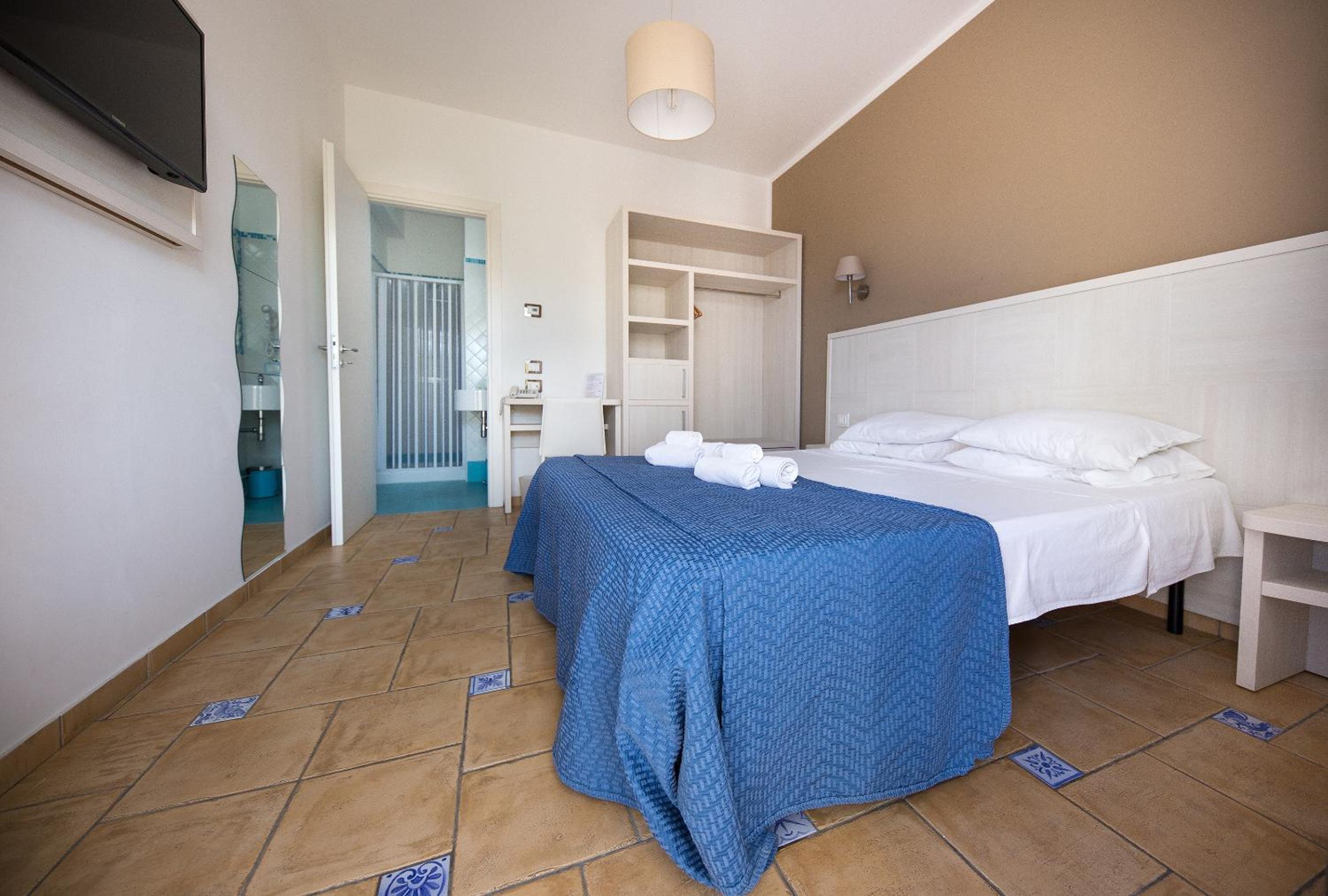 Standard Double or Twin Room - Photo 13