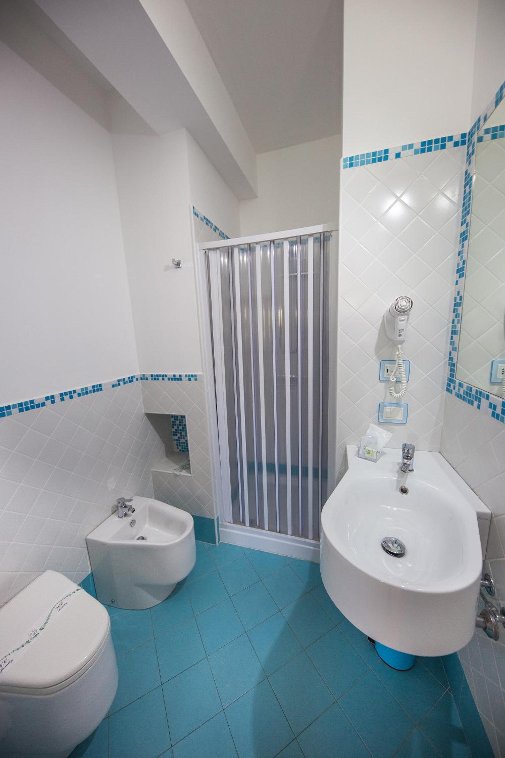 Standard Double or Twin Room - Photo 10