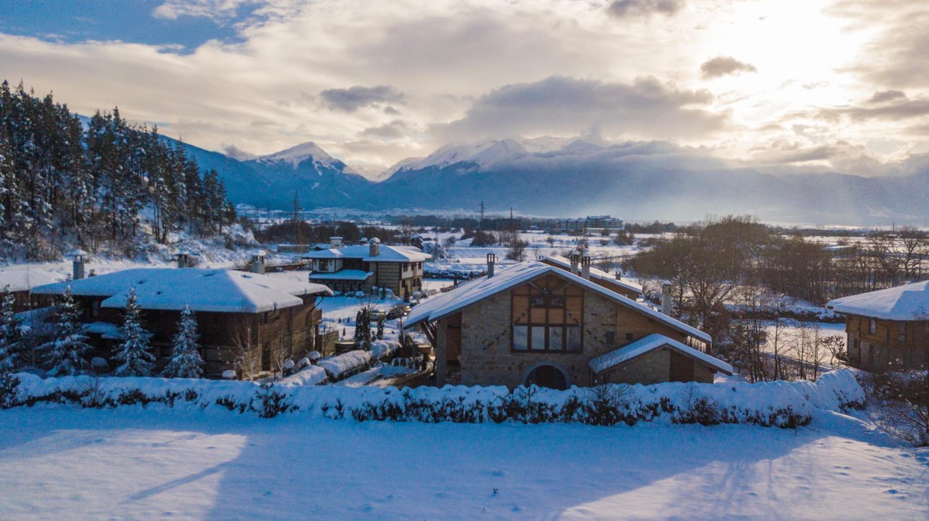 Three-Bedroom Apartment with Mountain View photo 3