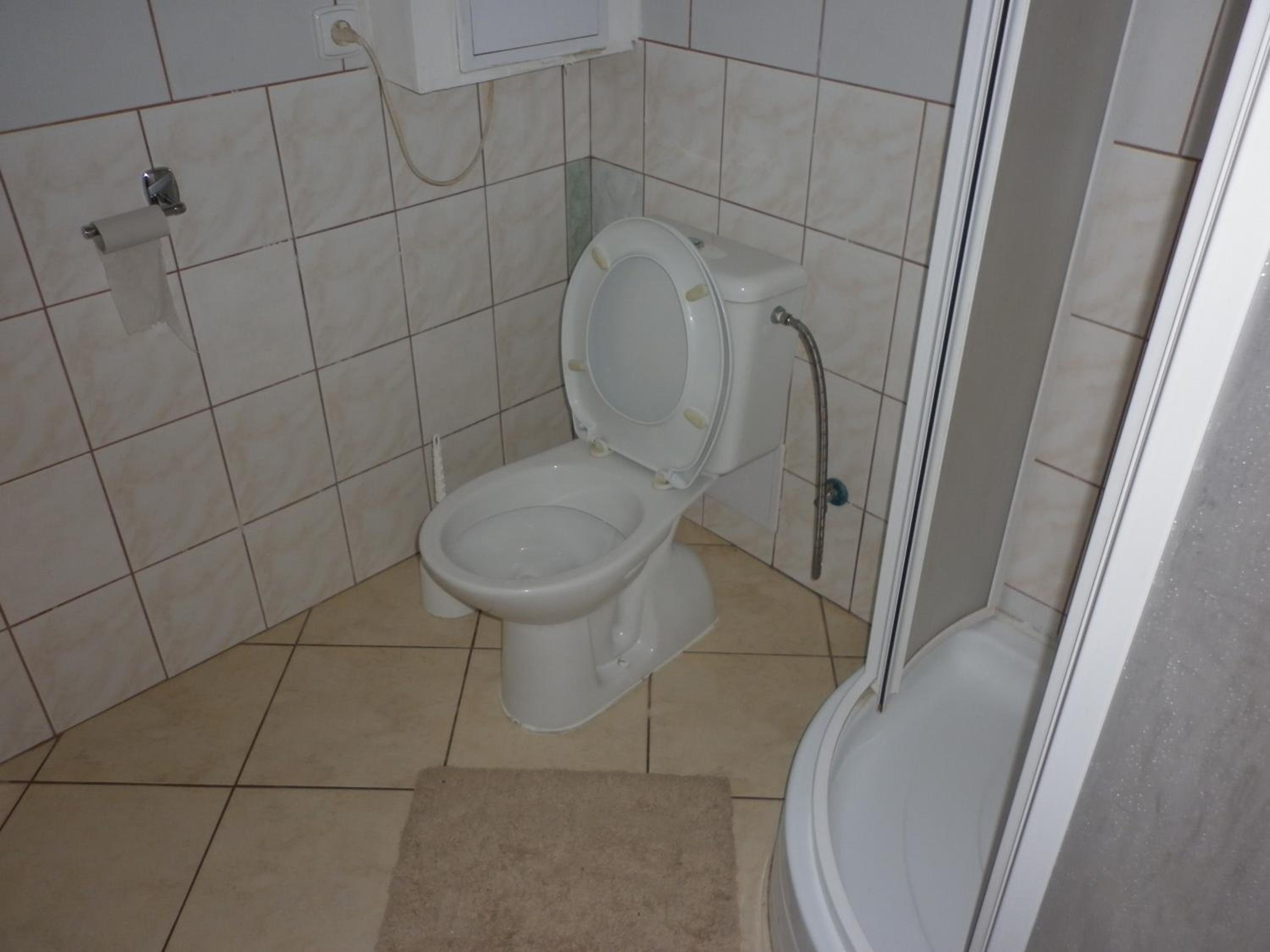 Two-Bedroom House - Photo 2