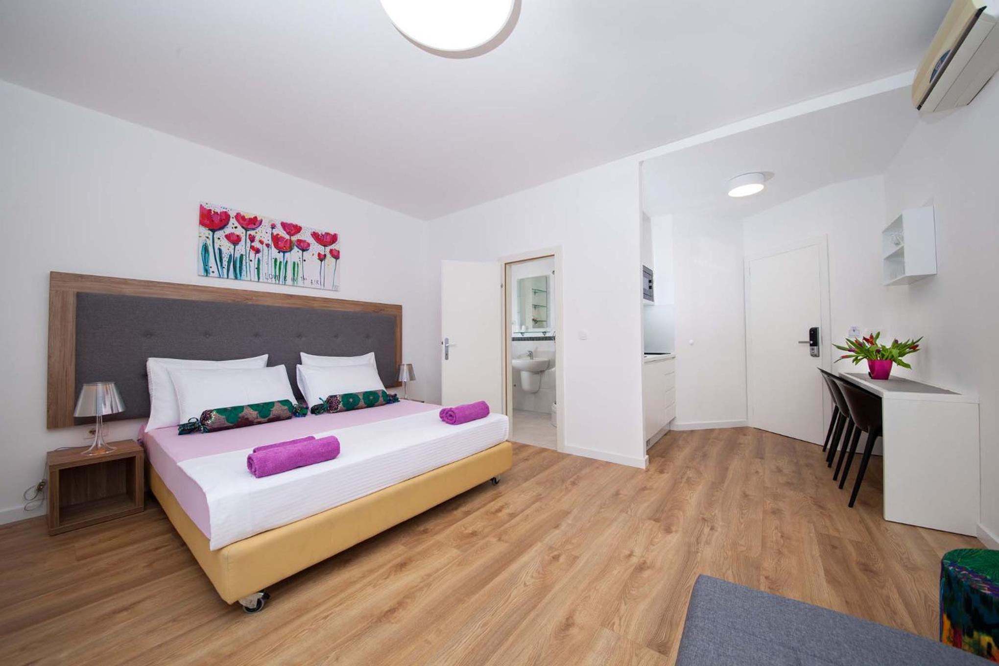 Studio Apartment with Balcony and Sea View photo 1