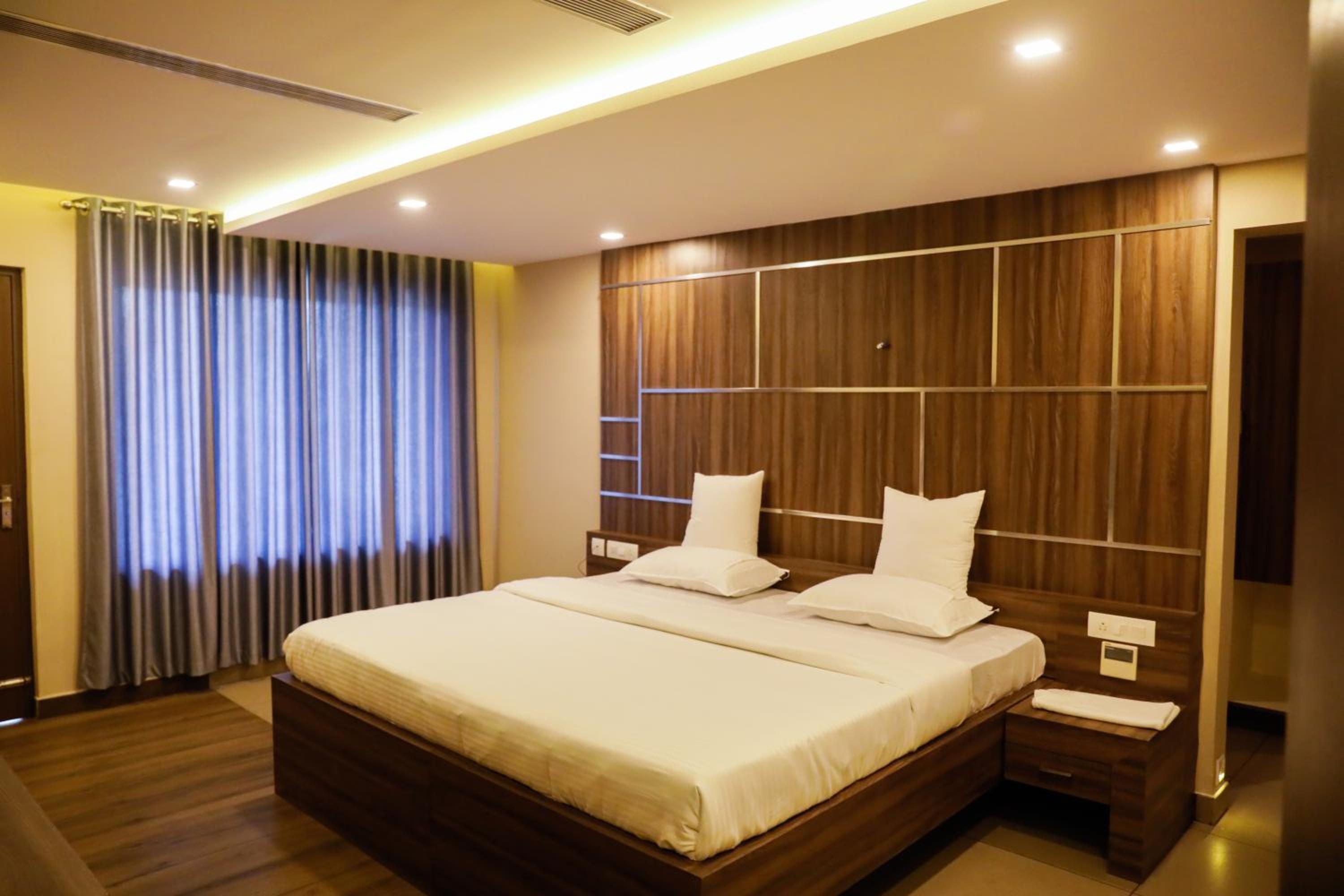 Executive Suite - Photo 3