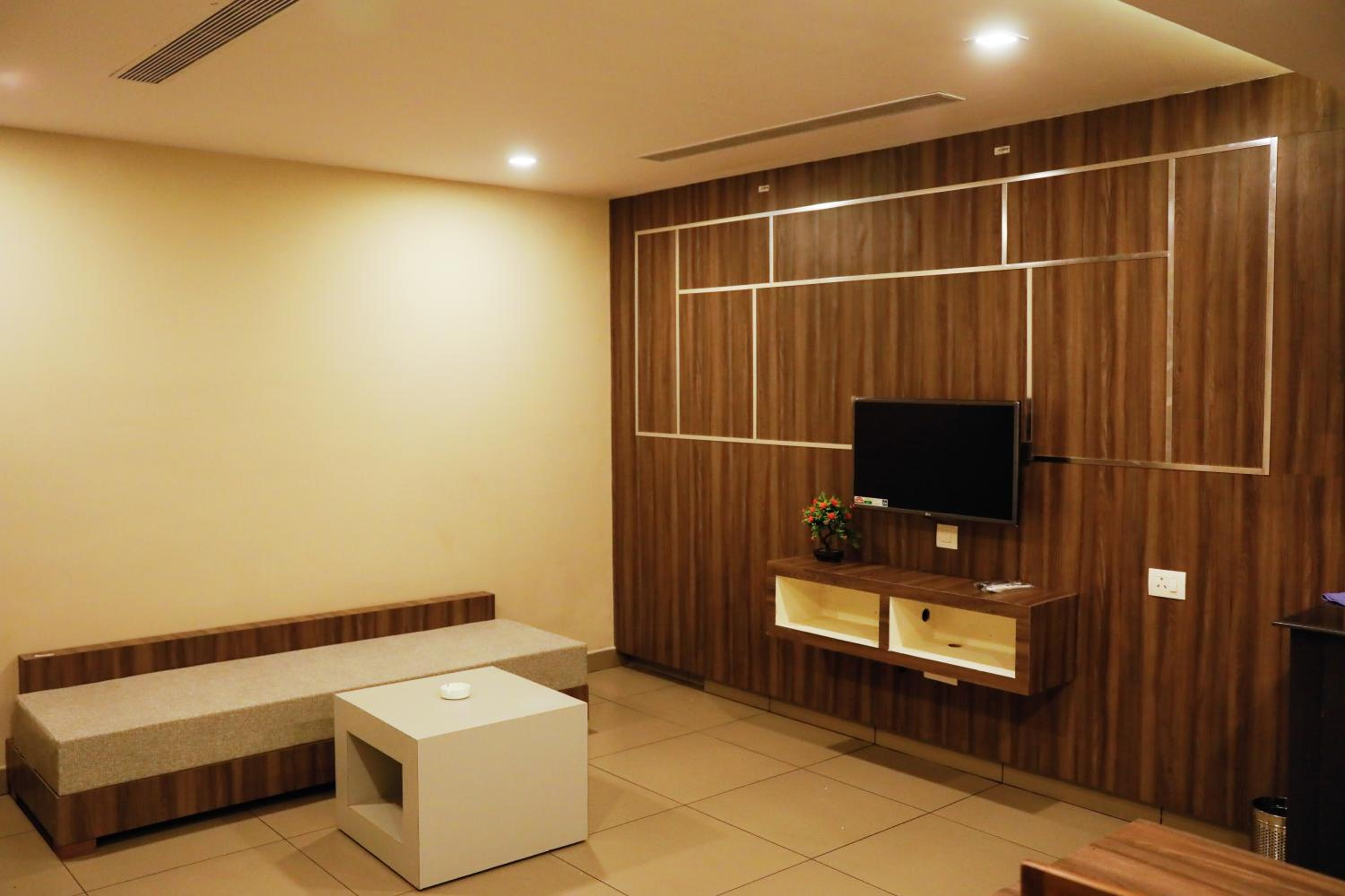 Executive Suite - Photo 5