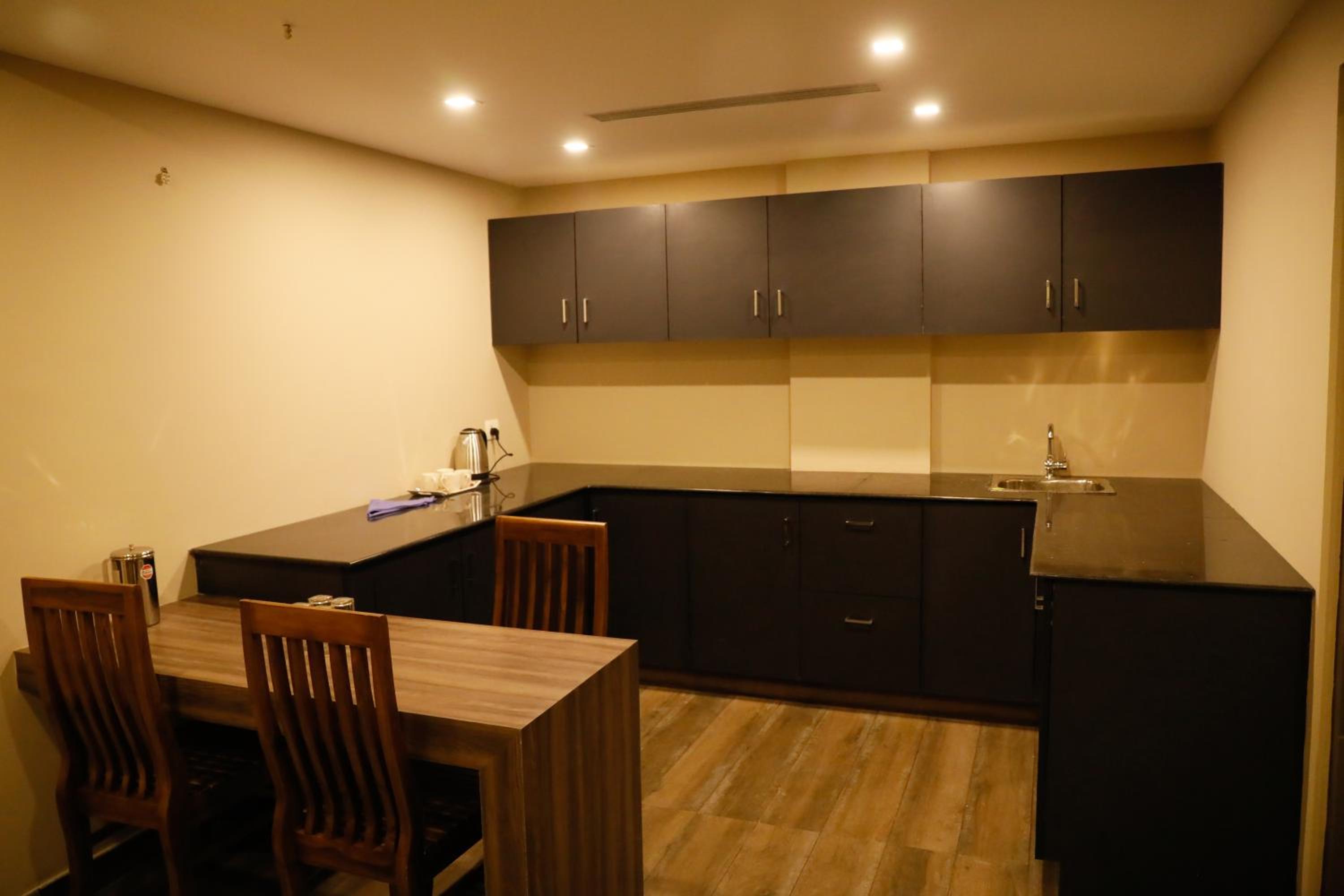 Executive Suite - Photo 4