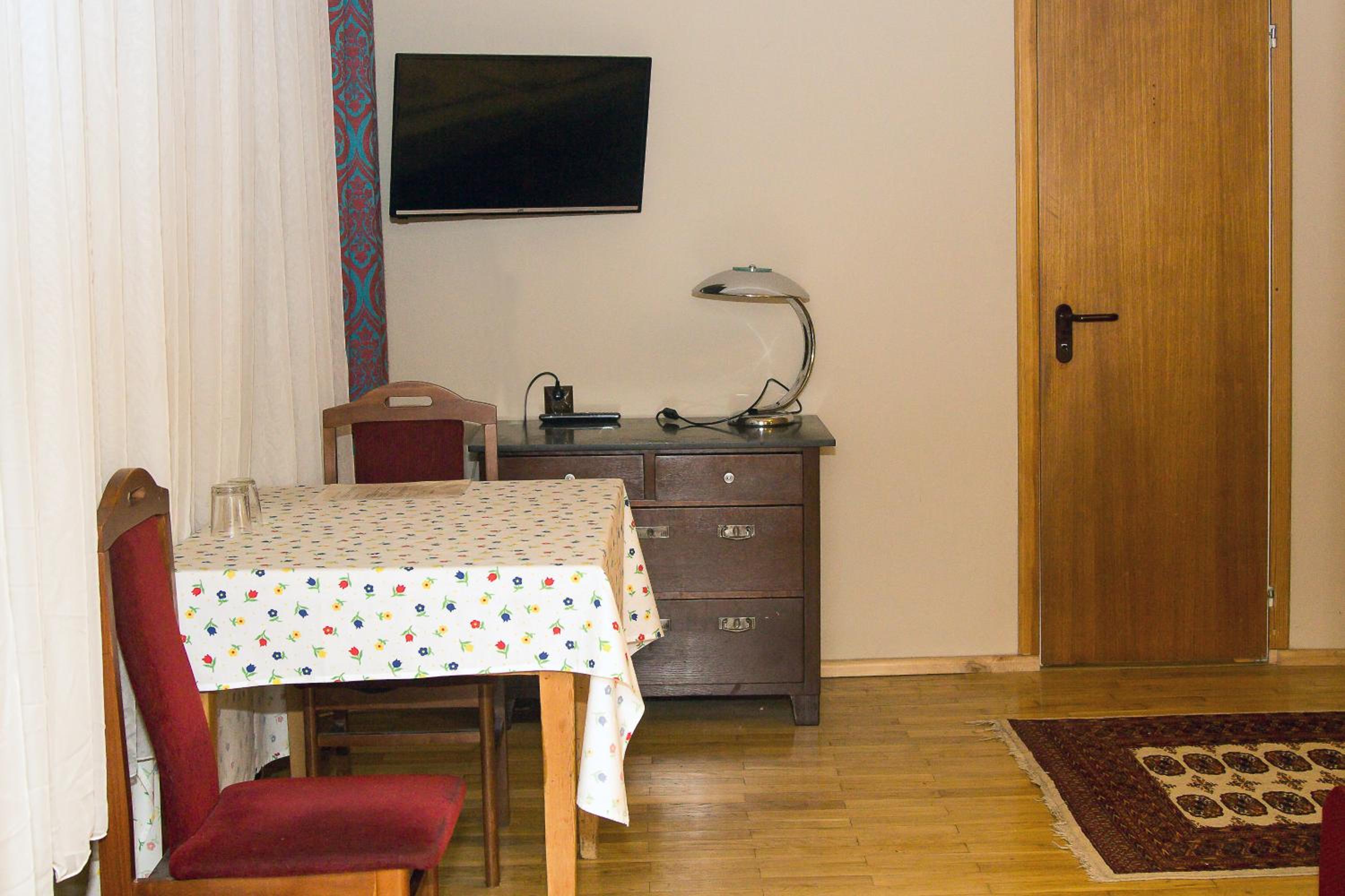 Deluxe Double Room (2 Adults + 1 Child) - Photo 4