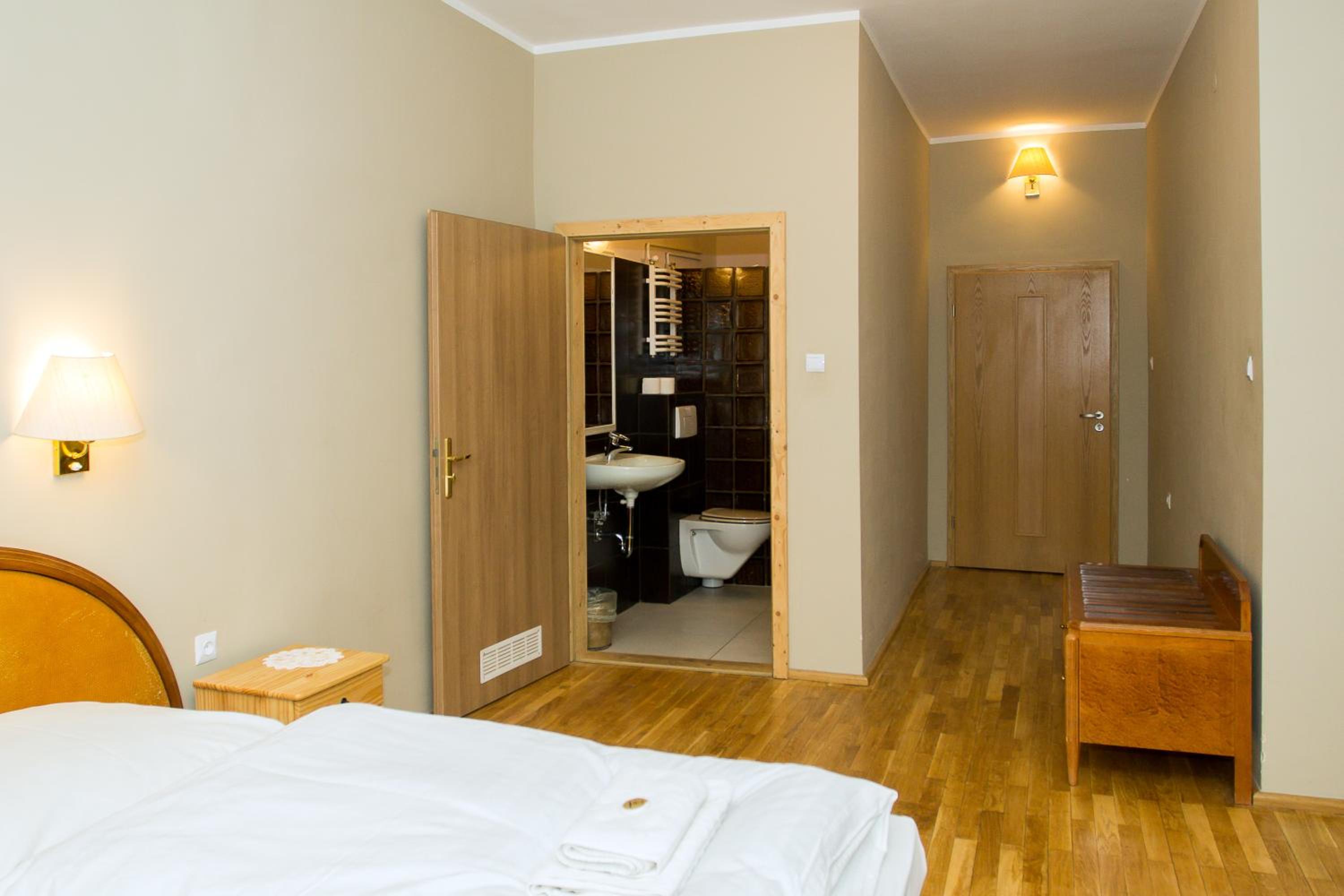Deluxe Double Room (2 Adults + 1 Child) - Photo 5