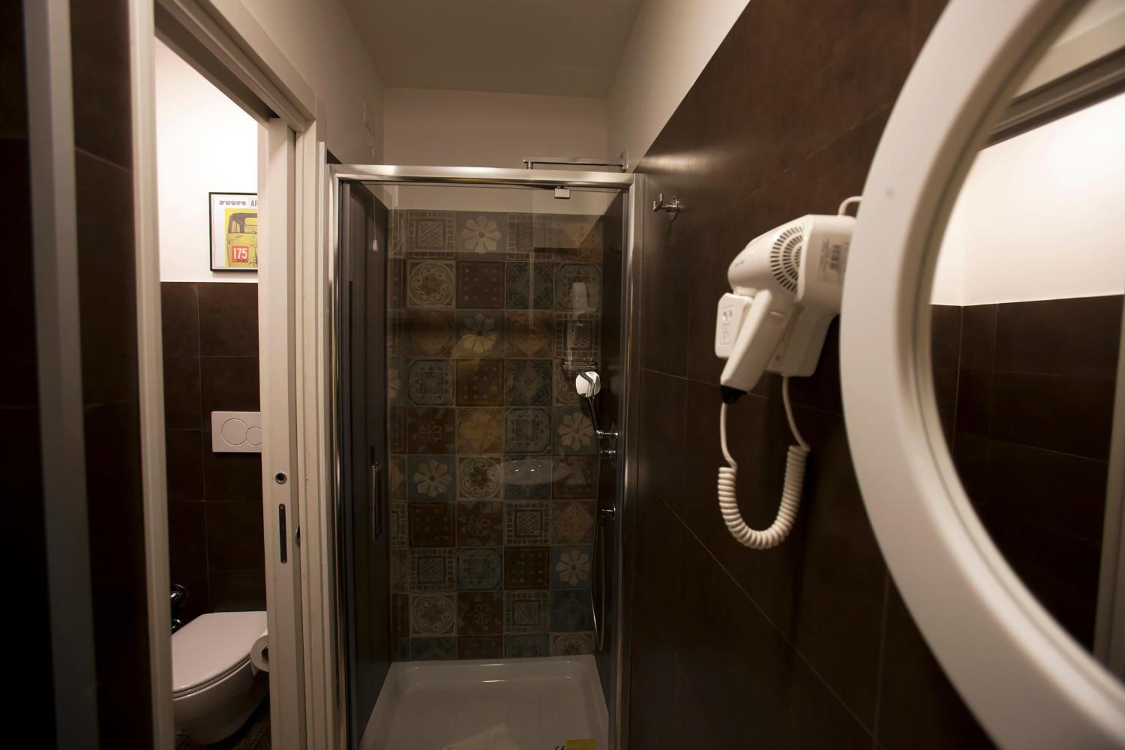 Double or Twin Room with Private Bathroom photo 2
